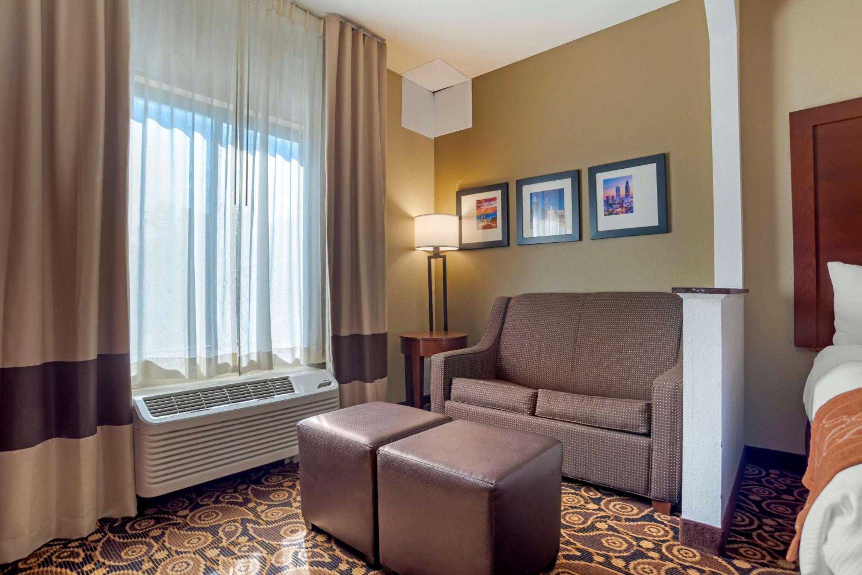 King Suite - Non-Smoking - Photo 3
