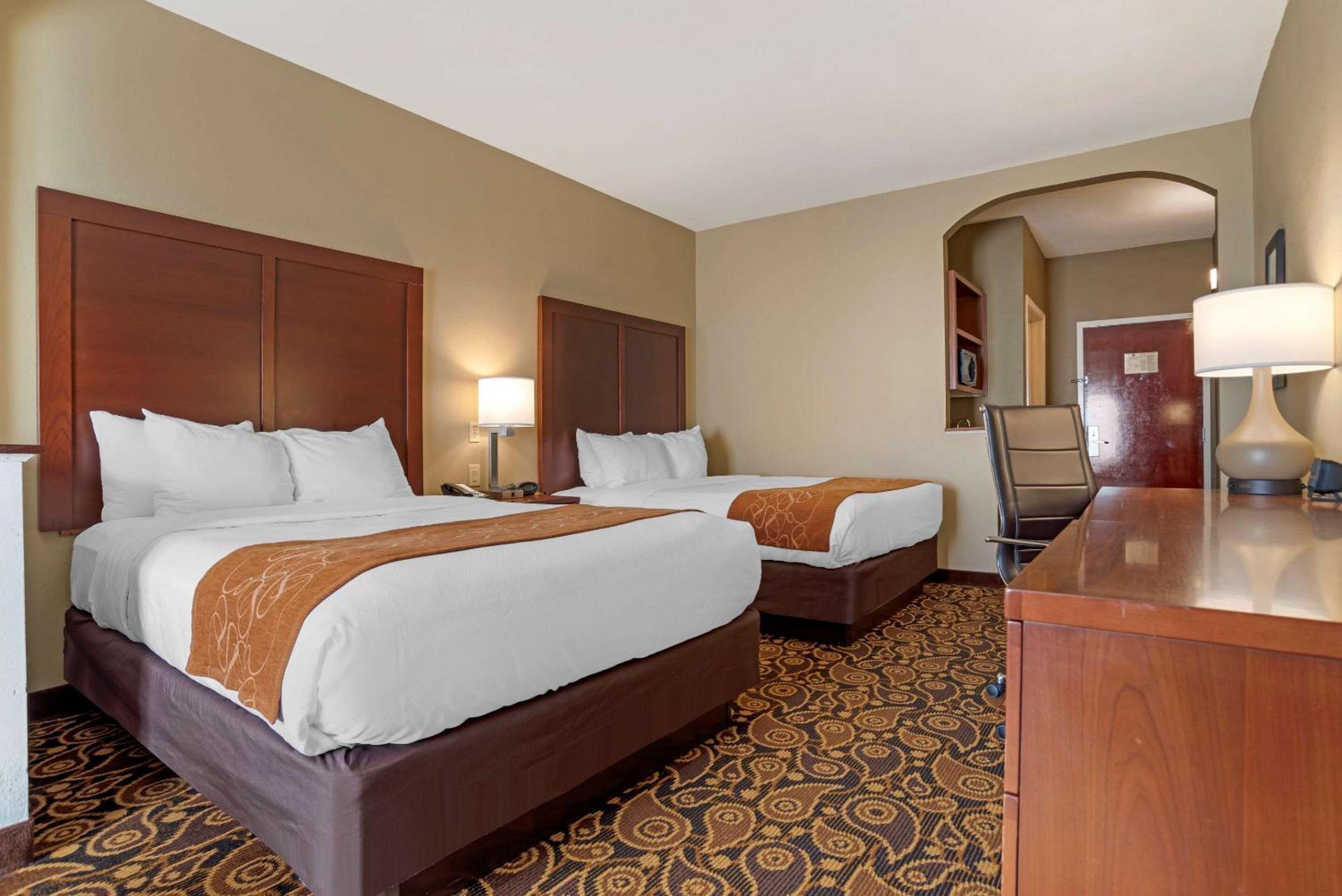 Queen Suite with 2 Queen Beds - Non-Smoking - Photo 3