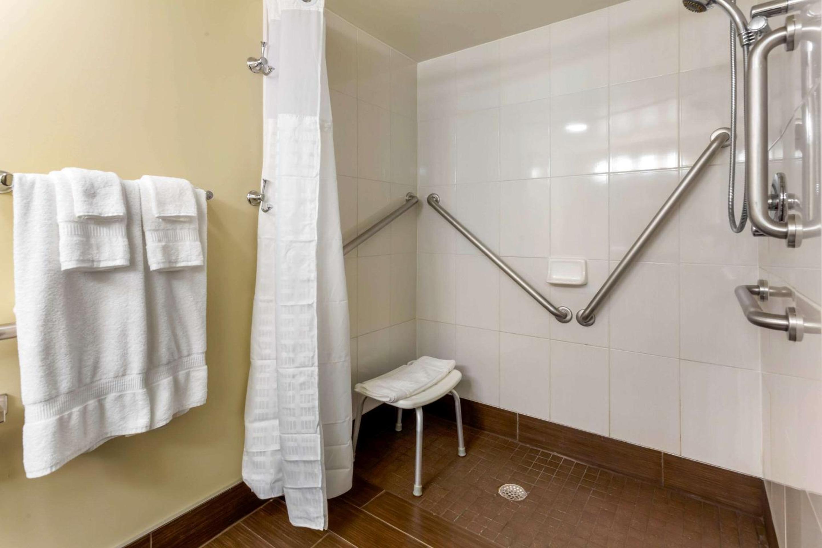 Standard King Room with Tub - Accessible/Non-Smoking - Photo 2