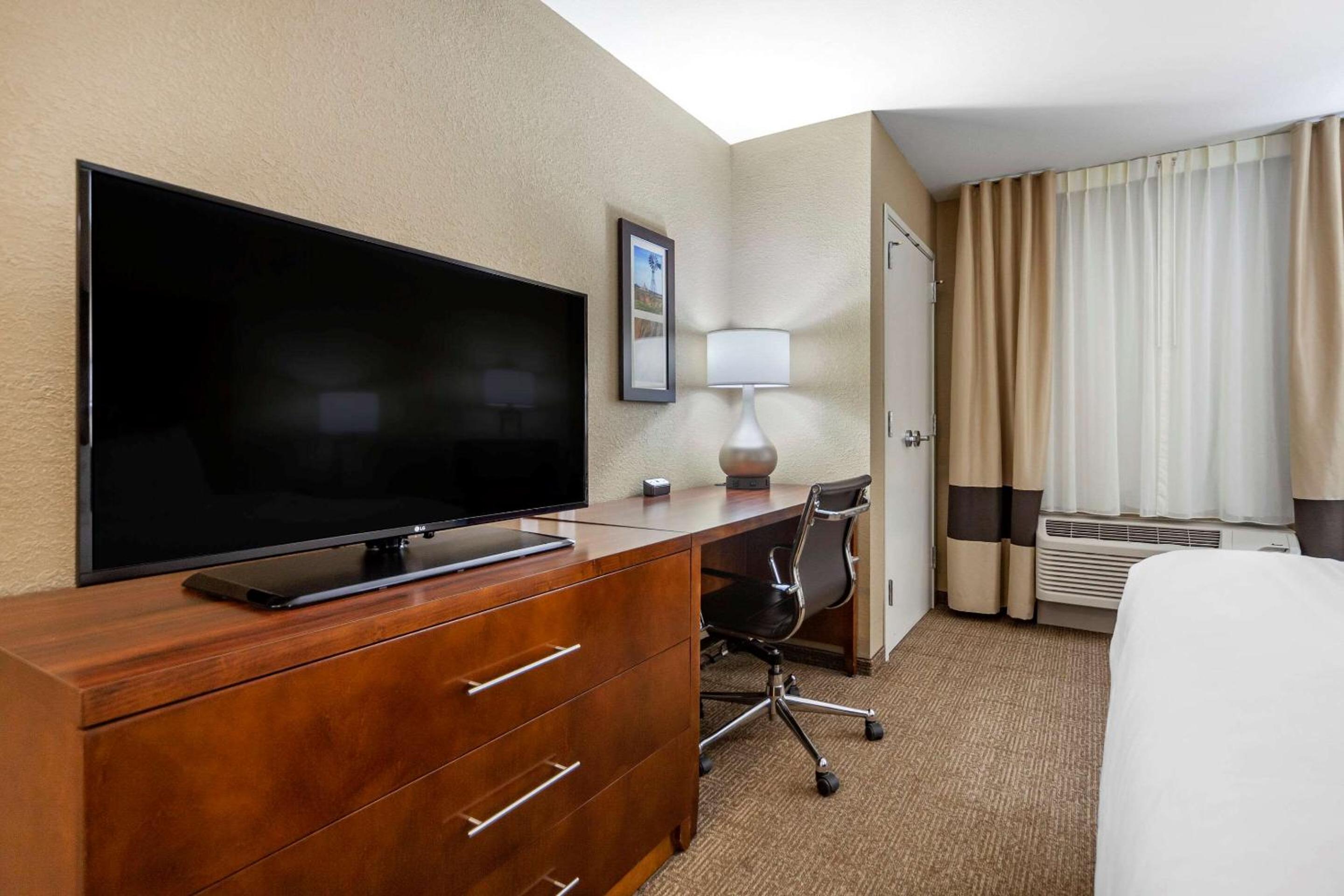 King Room - Non-Smoking photo 2