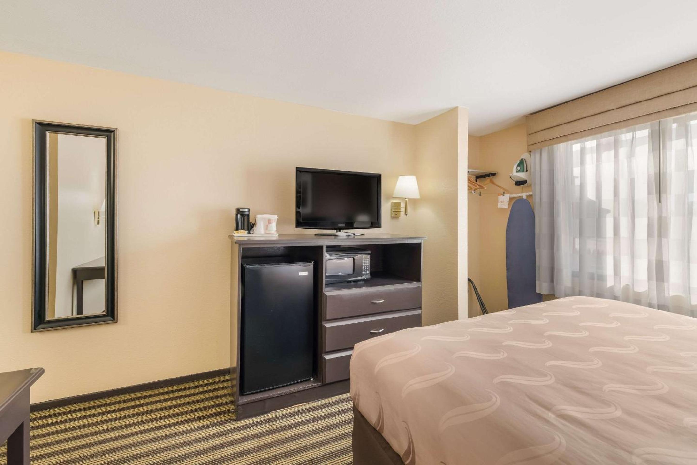 King Room - Non-Smoking - Photo 3
