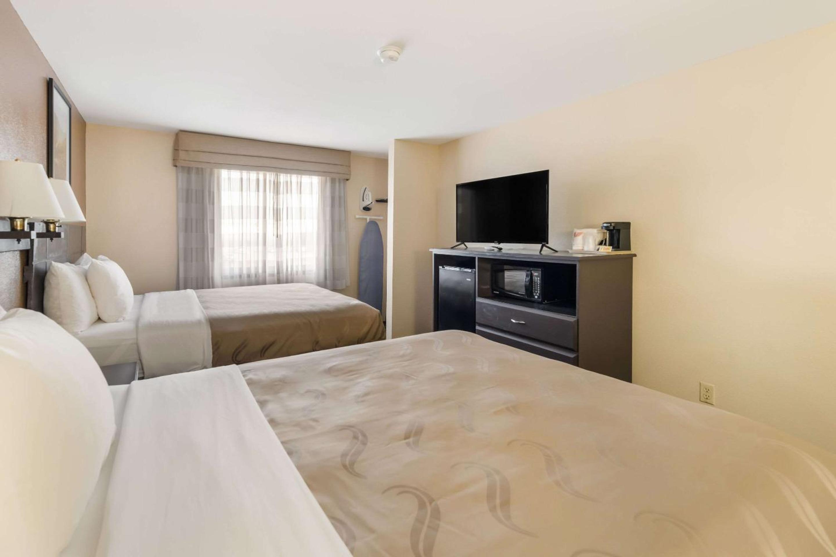 Queen Room with Two Queen Beds - Non-Smoking - Photo 3
