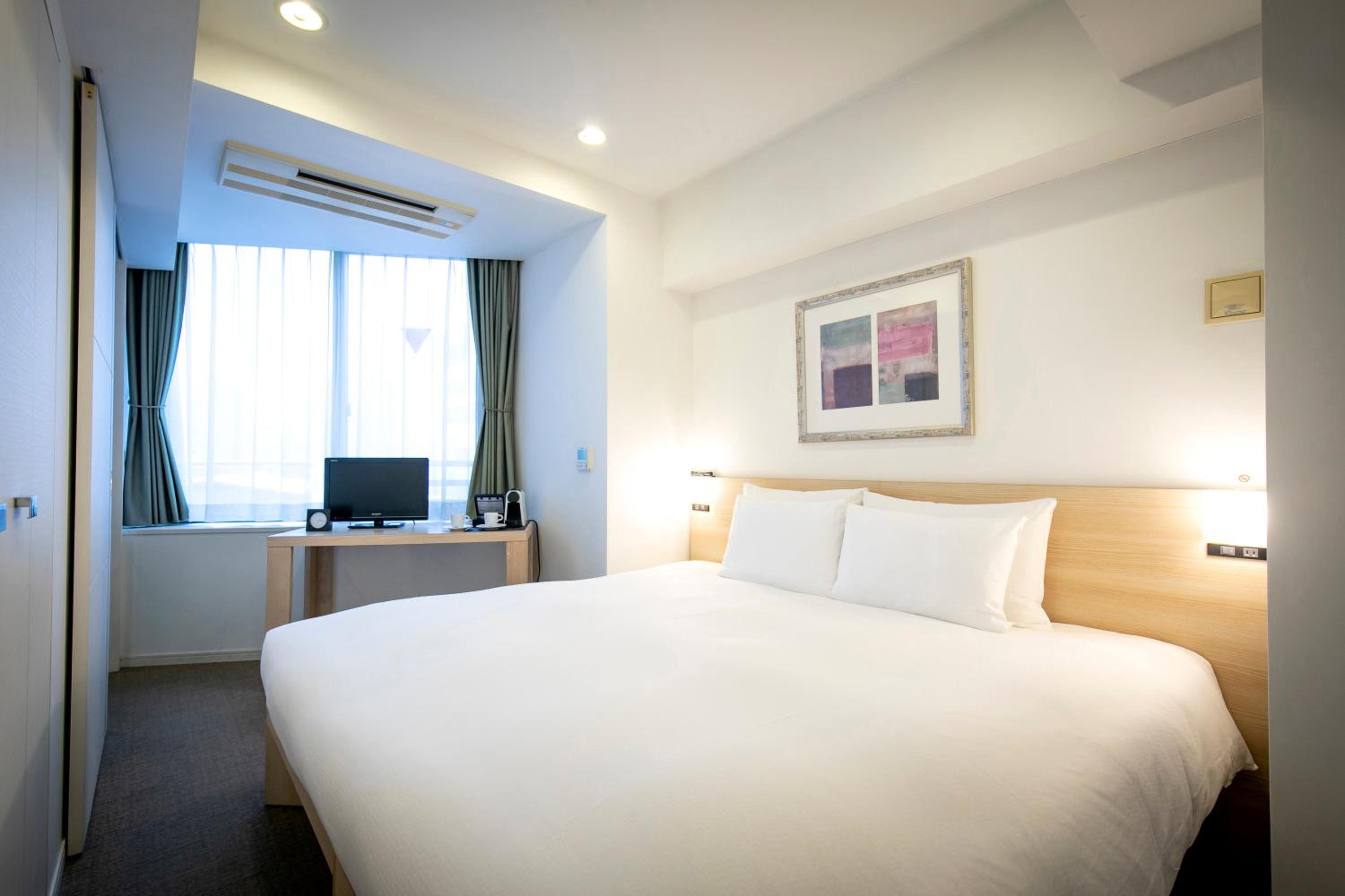 Suite Room with 1 King Bed with Bathtub - No-Smoking photo 2