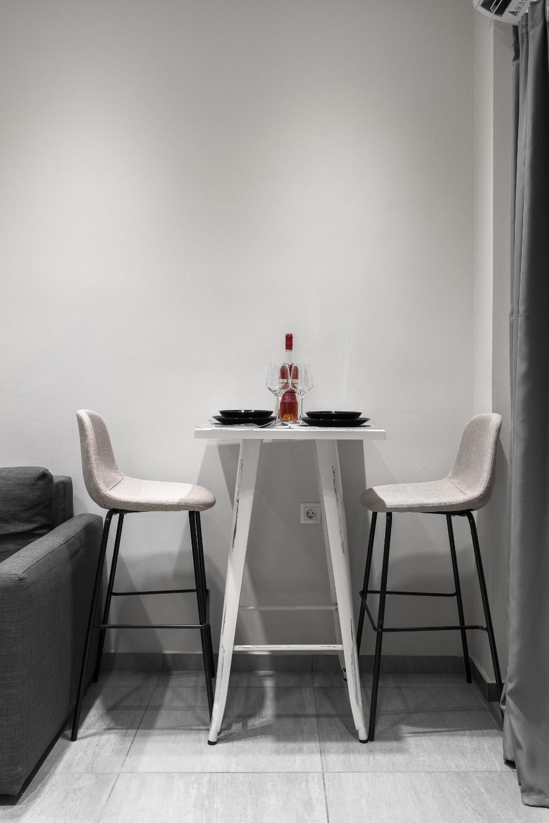 One-Bedroom Apartment - Photo 3
