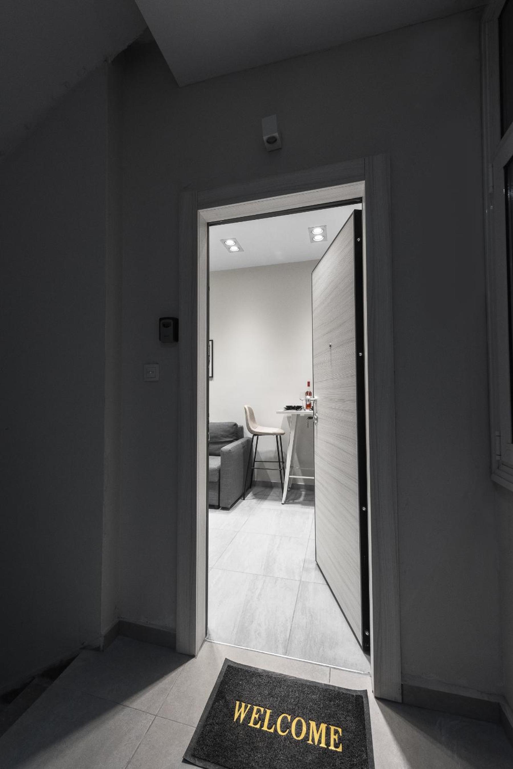 One-Bedroom Apartment - Photo 2