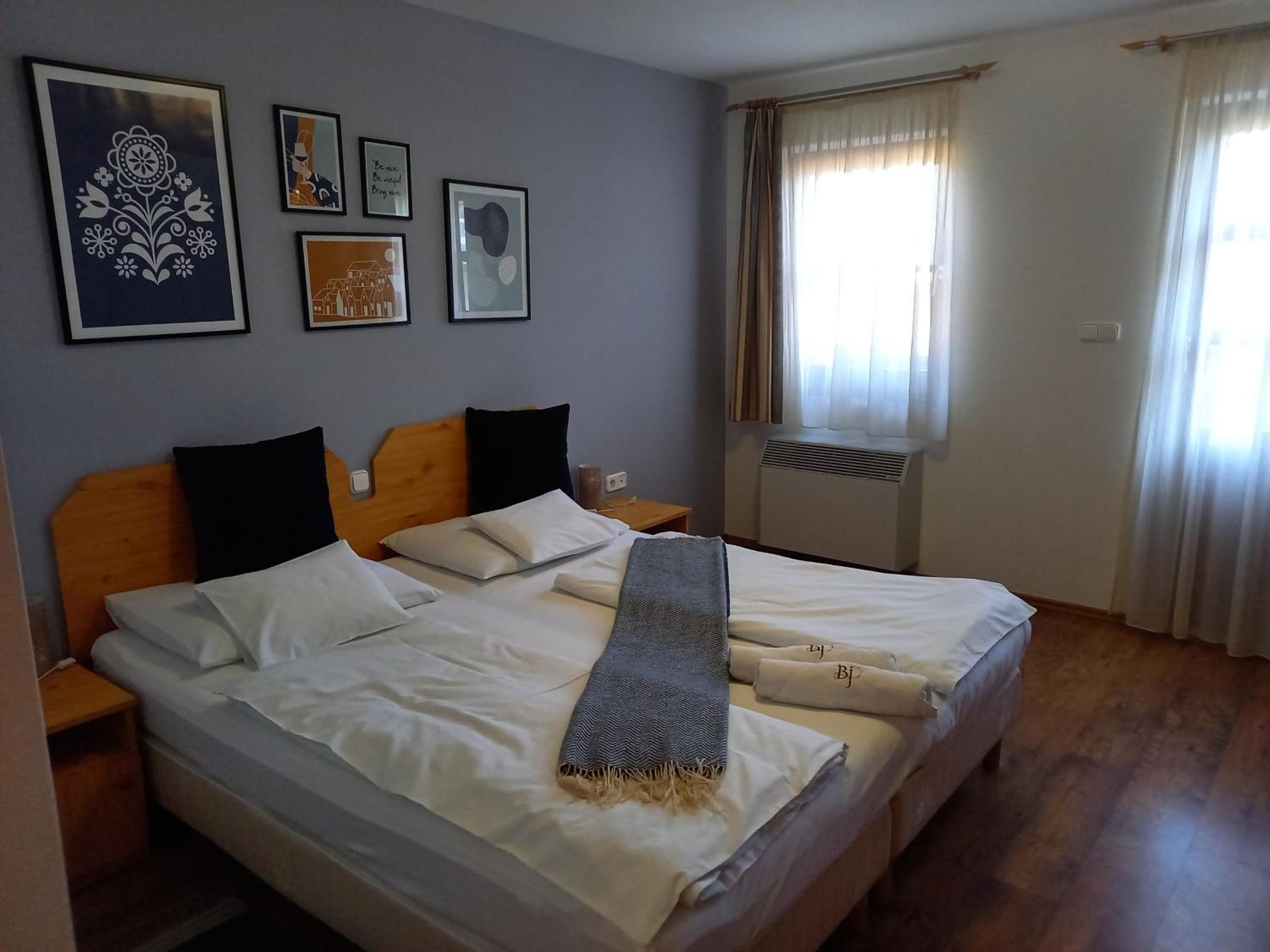 Double Room - Photo 8