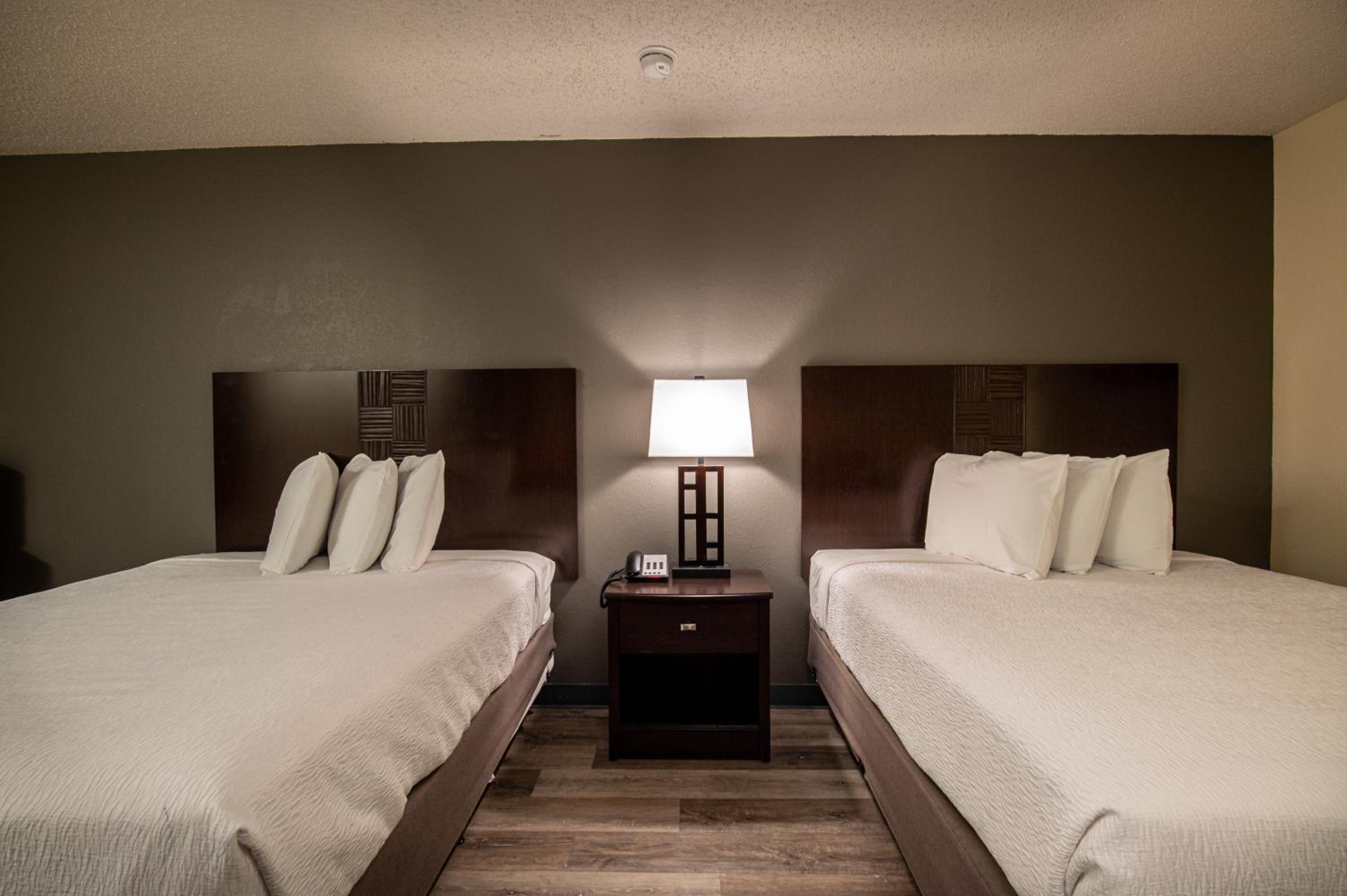 Queen Room with Two Queen Beds - Non Smoking photo 1