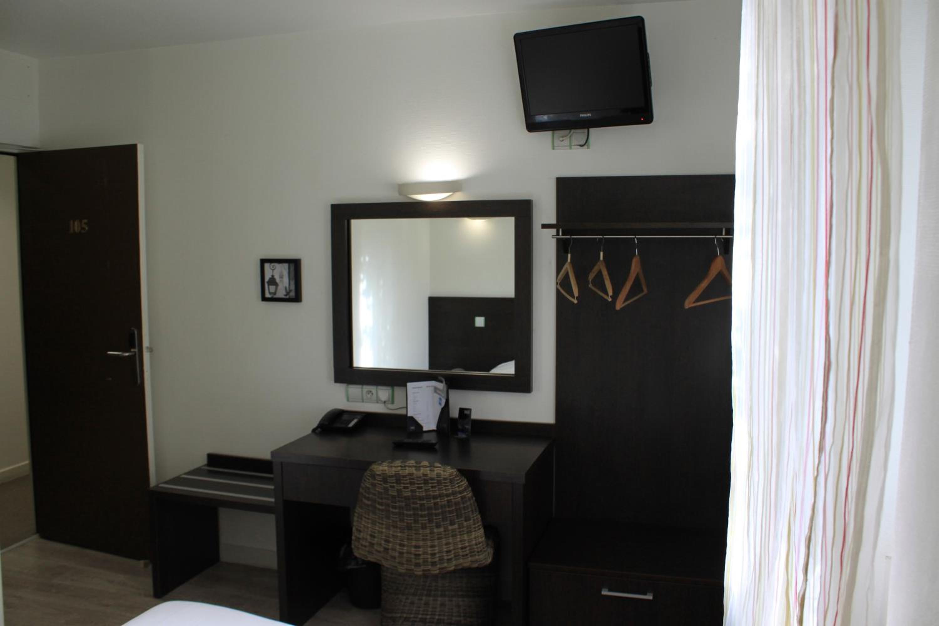 Family Room (5 Adults) - Photo 6