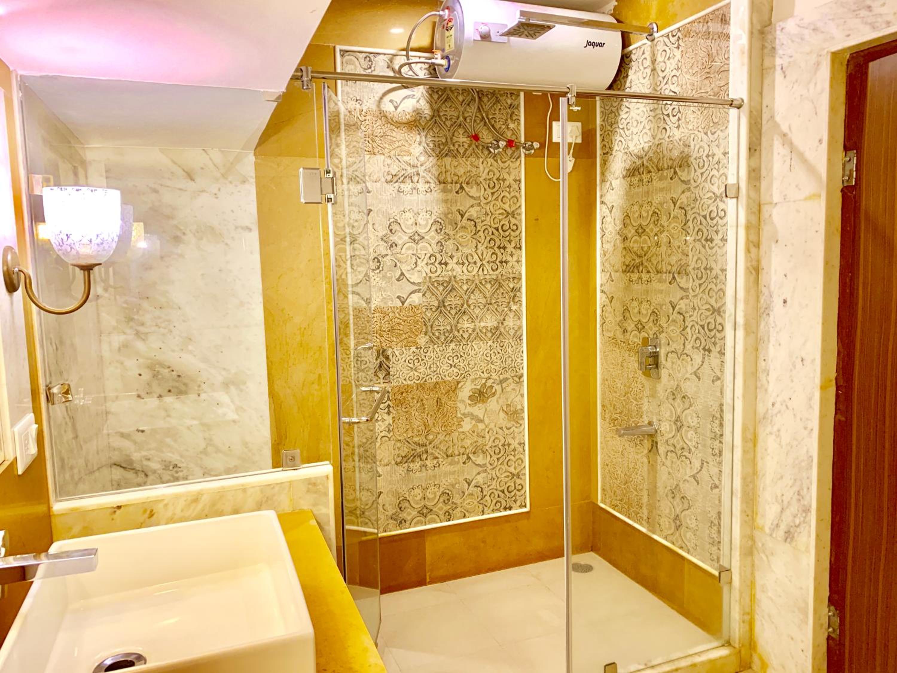Junior Suite – Includes free pickup from airport/ train station / bus station via tuk-tuk, & a dedicated travel desk to assist with local sightseeing tours, intercity travel arrangements & activities. - Photo 27