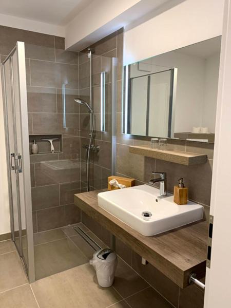 Deluxe Double Room (2 Adults + 1 Child) photo 2