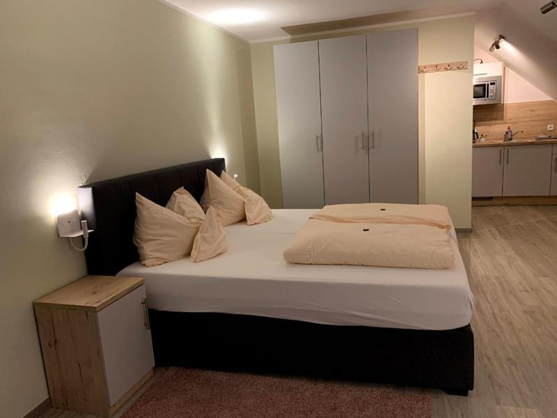 Deluxe Double Room (2 Adults + 1 Child) photo 1