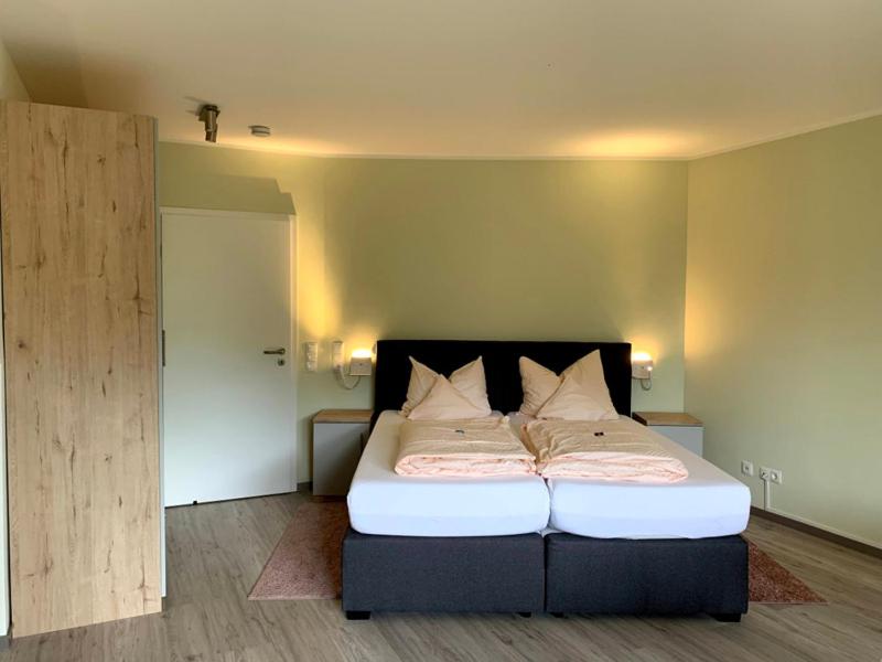 Deluxe Double Room (2 Adults + 1 Child) photo 1