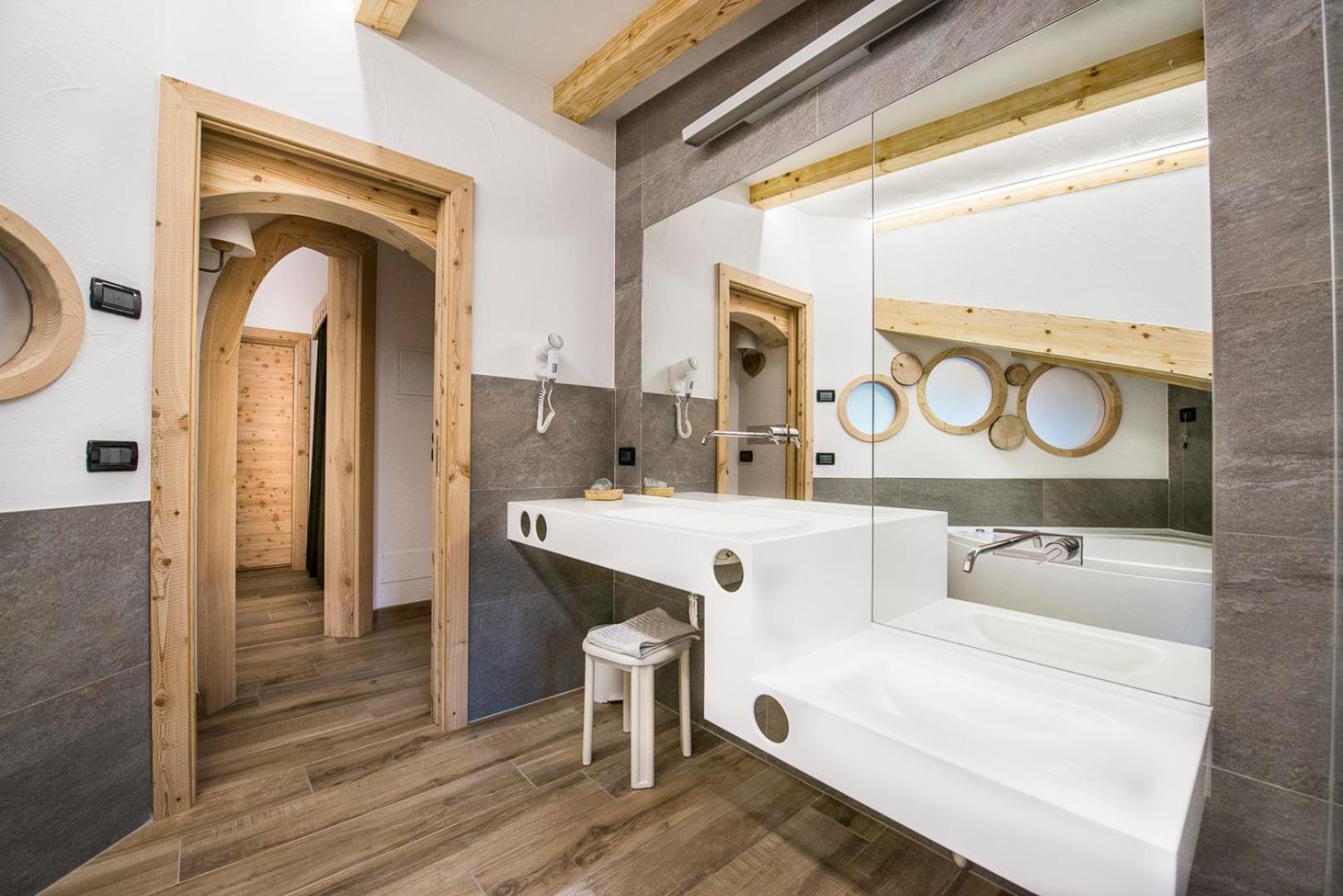 Suite with Hot Tub - Photo 11