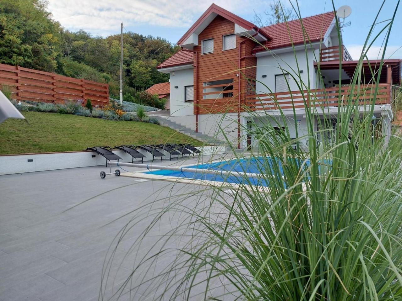 Three-Bedroom Villa photo 2