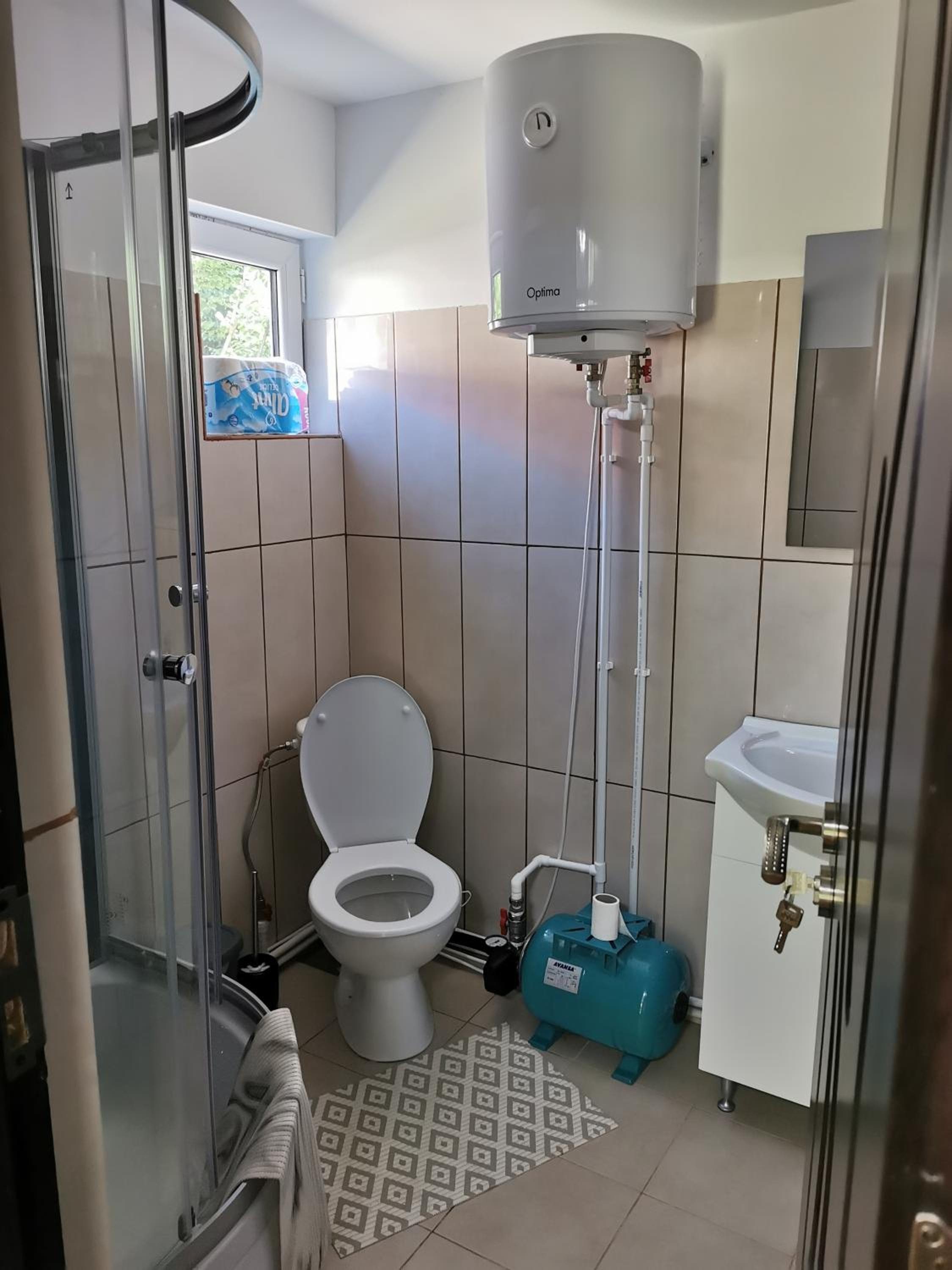 Queen Room with Shared Bathroom photo 3