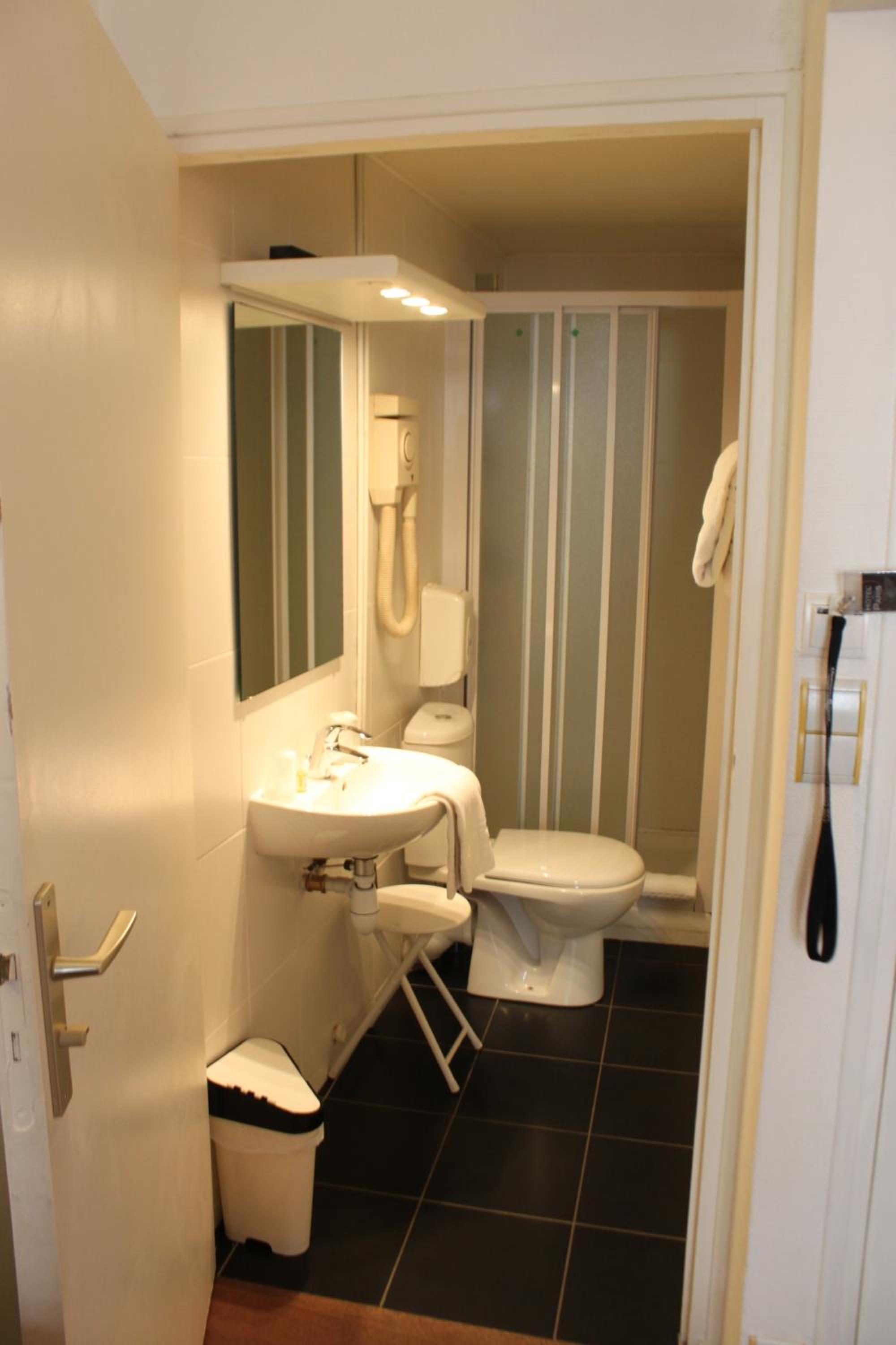 Standard Twin Room - Photo 4