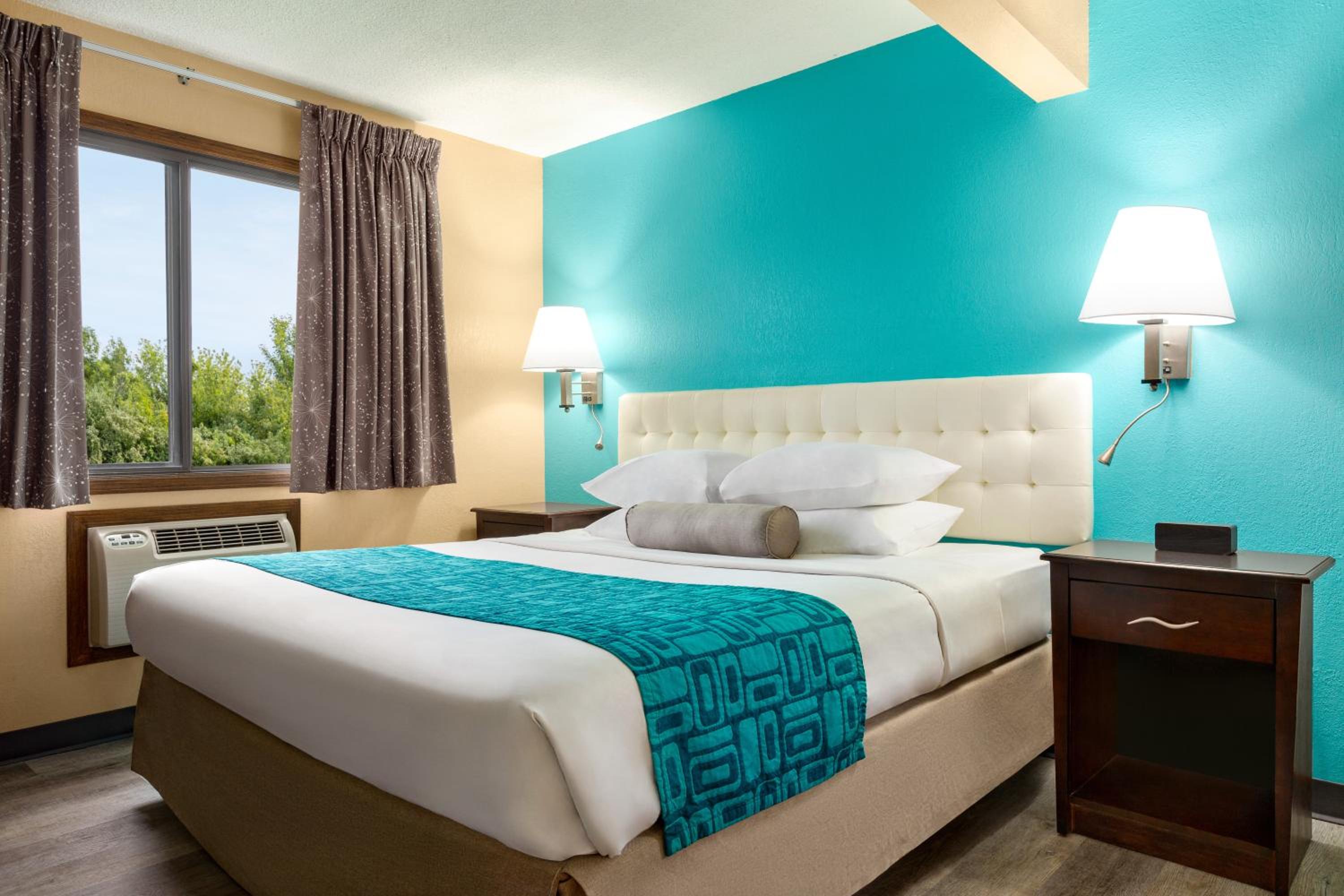 Deluxe King Room - Mobility Access/Non-Smoking photo 1