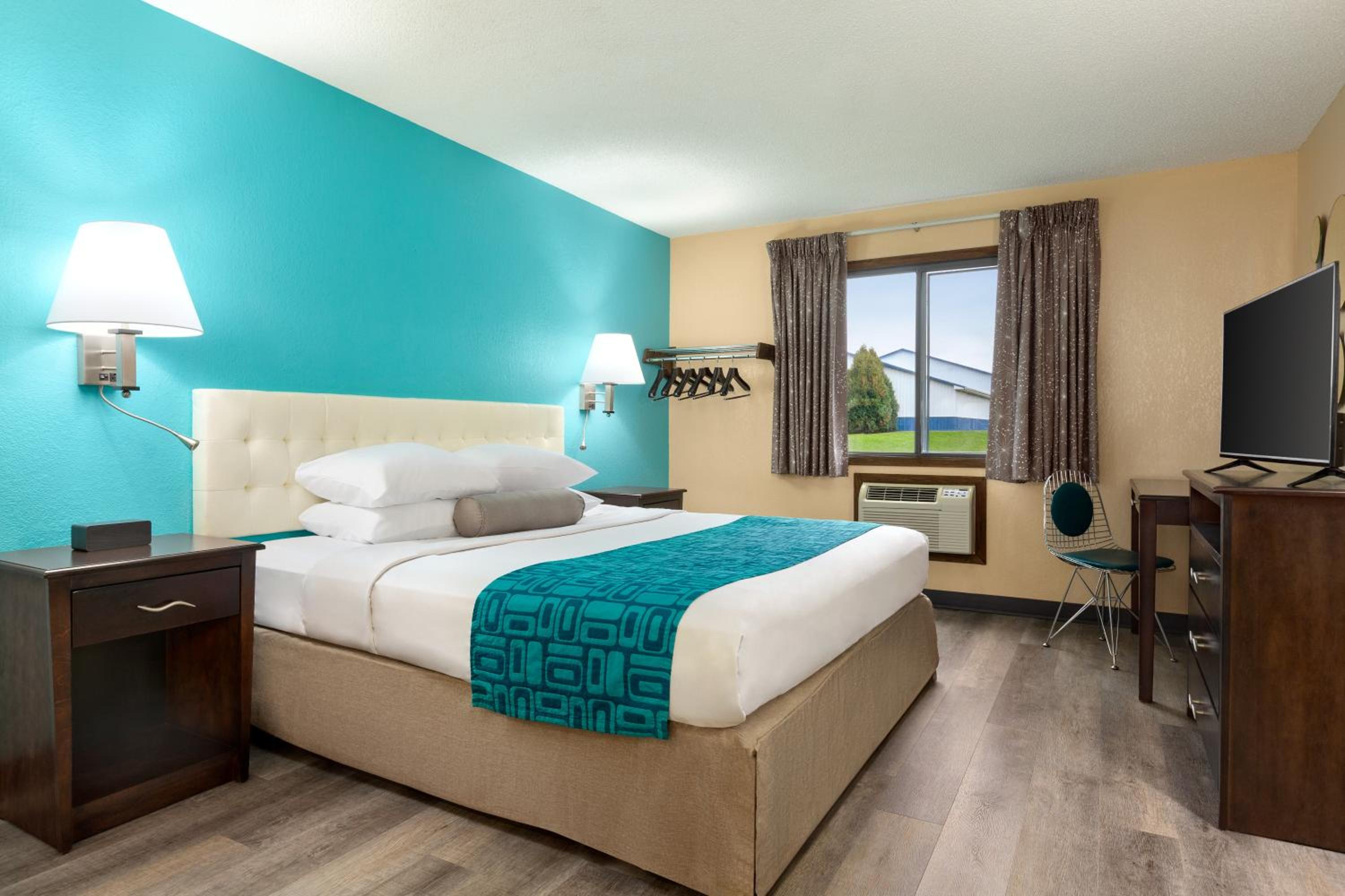 Deluxe King Room - Mobility Access/Non-Smoking photo 2