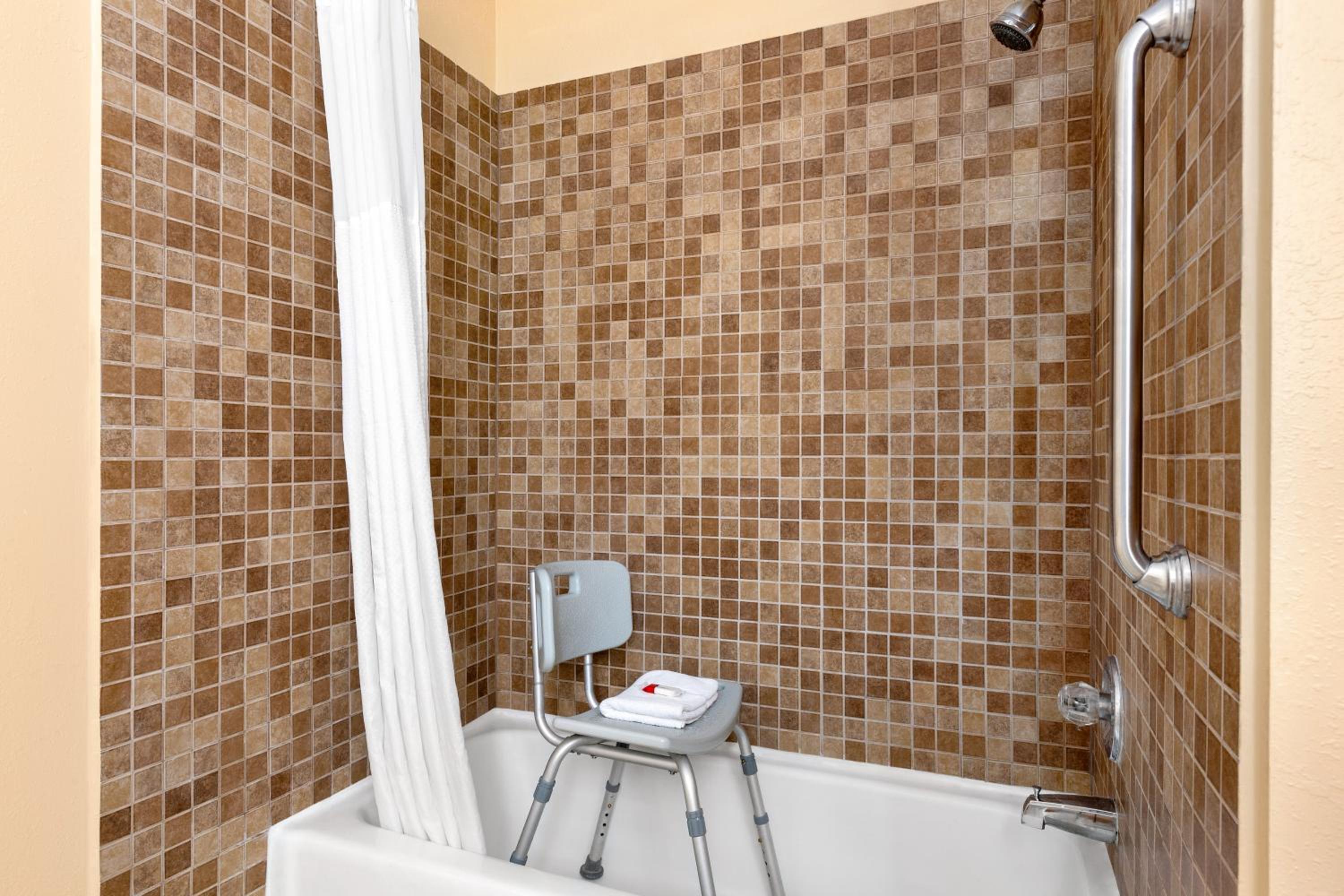 Deluxe King Room - Mobility Access/Non-Smoking photo 3