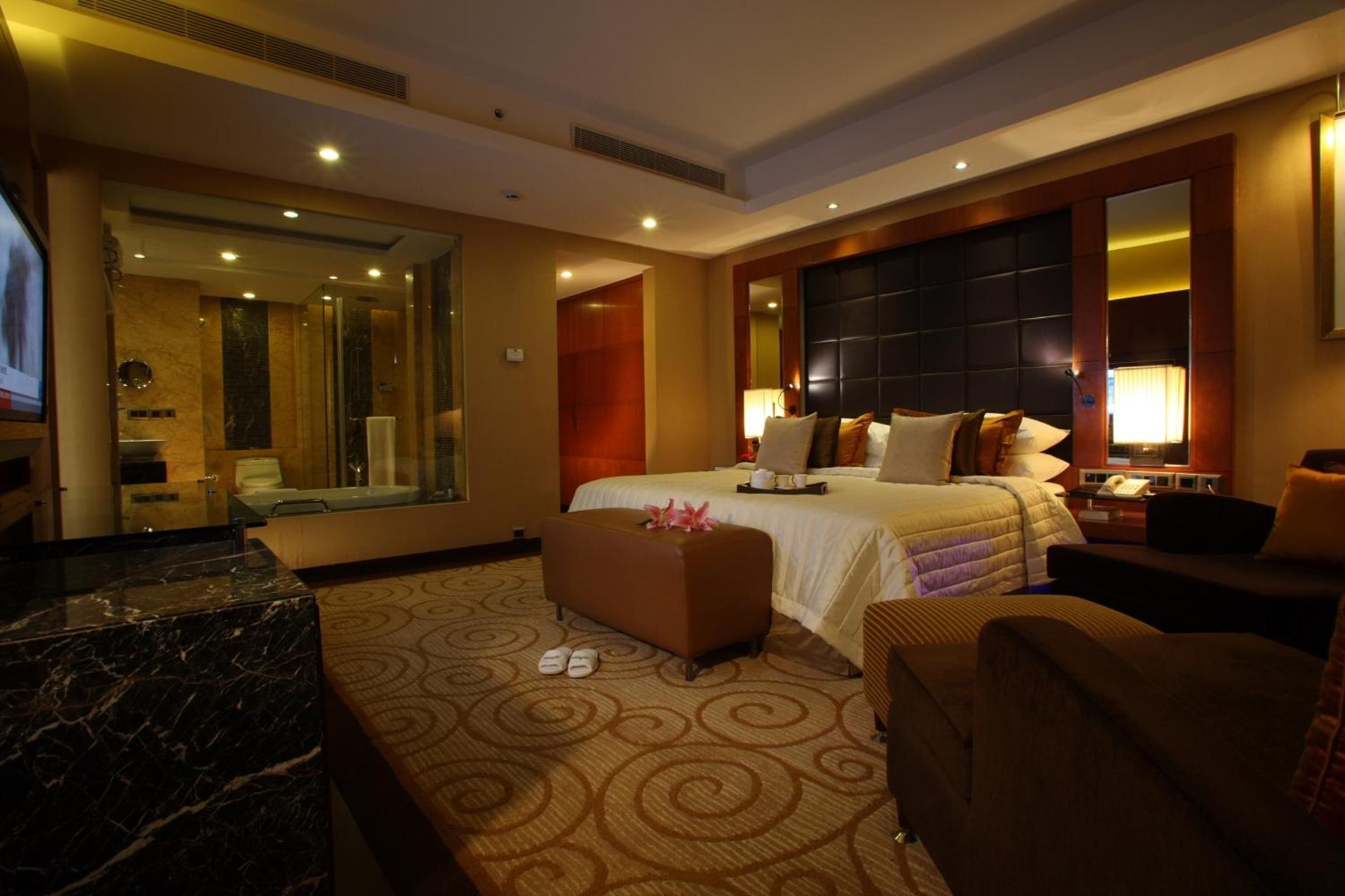 Deluxe Suite with Happy Hours 01:00 PM to 06:00 PM 1+1, Airport Transfers, 20% Discount on Food & Beverage and Free Pick up and drop to Worldmark Aerocity (subject to car availability)