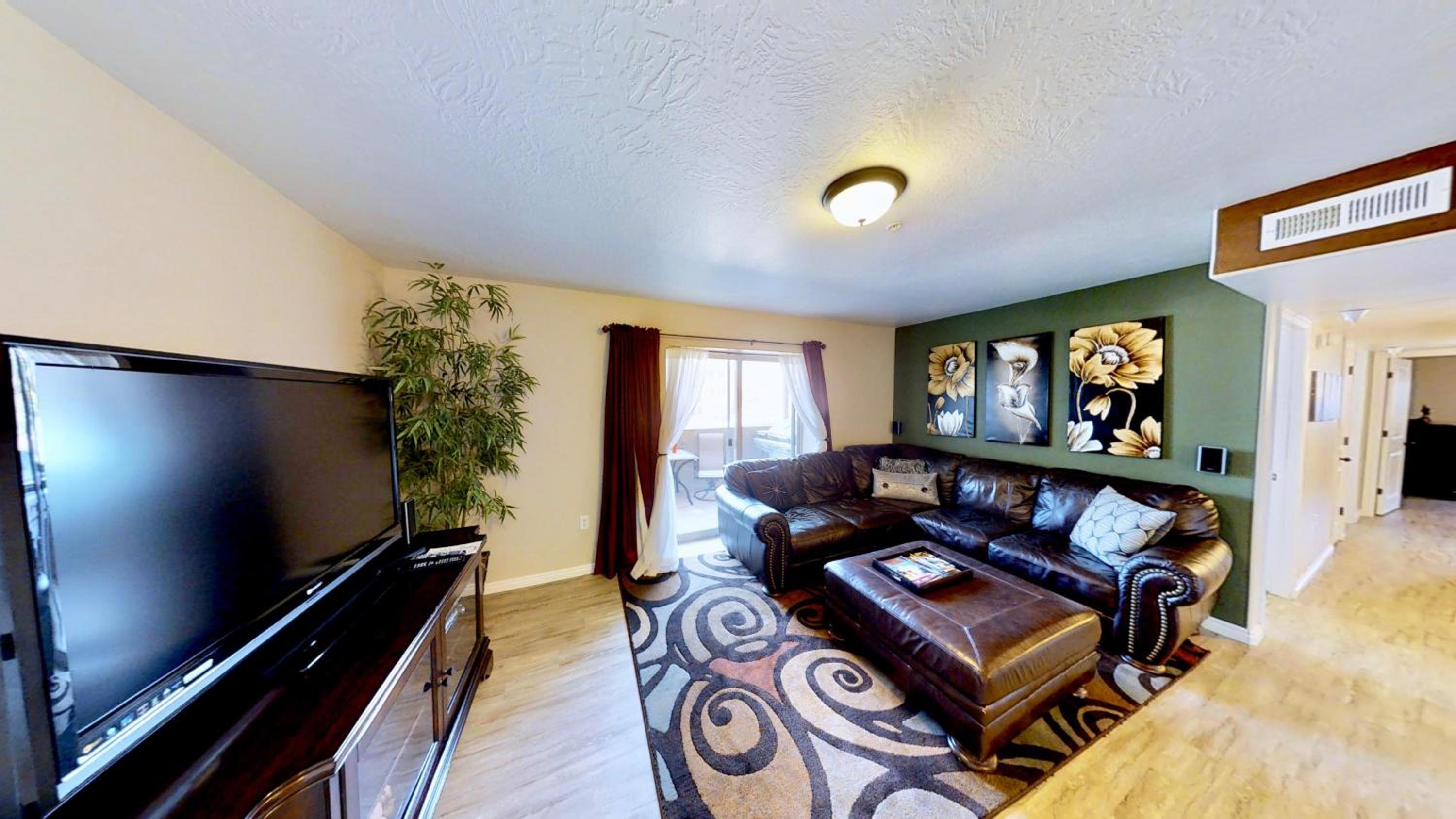 Three-Bedroom Apartment photo 2