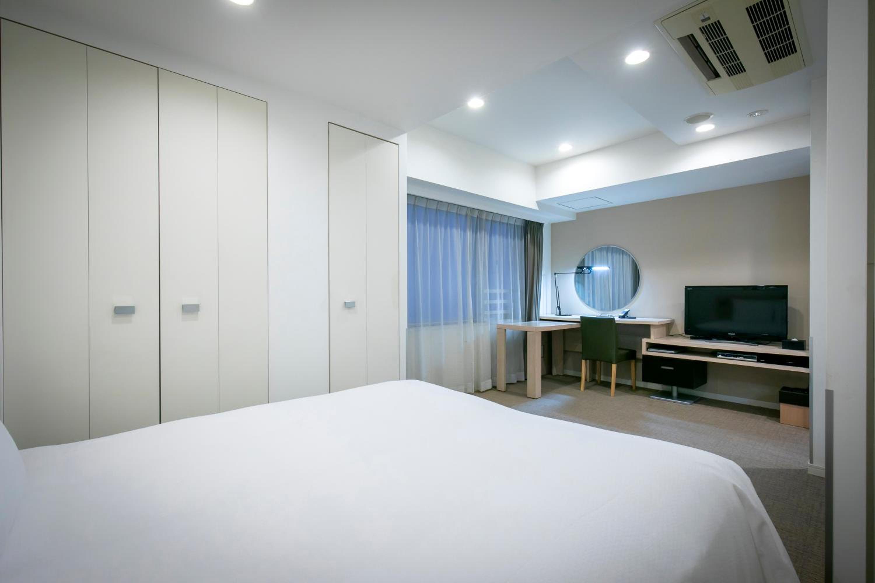 Deluxe Room with Bathtub with No View - Lower Floor - No-Smoking photo 2