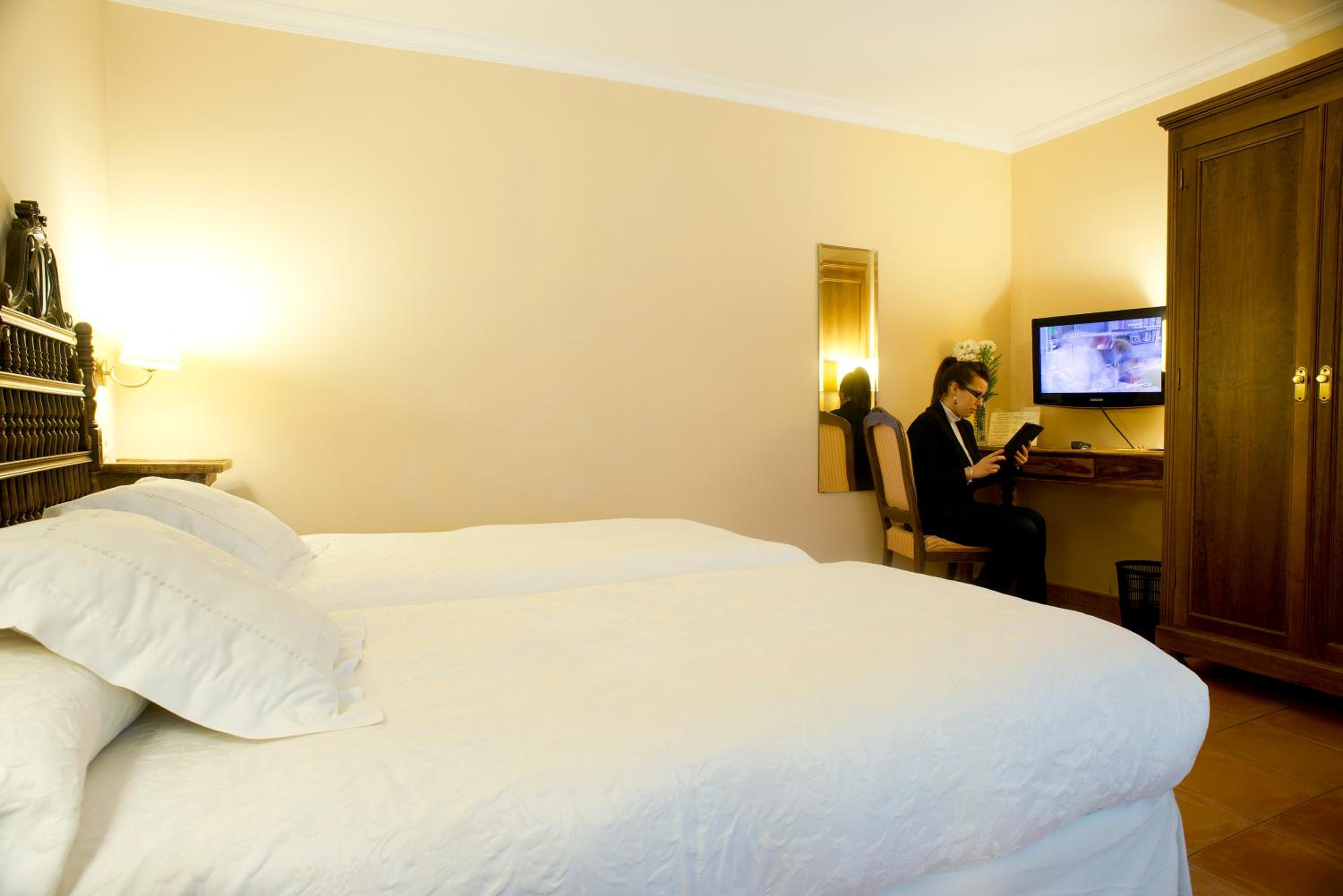 Double or Twin Room - Photo 8