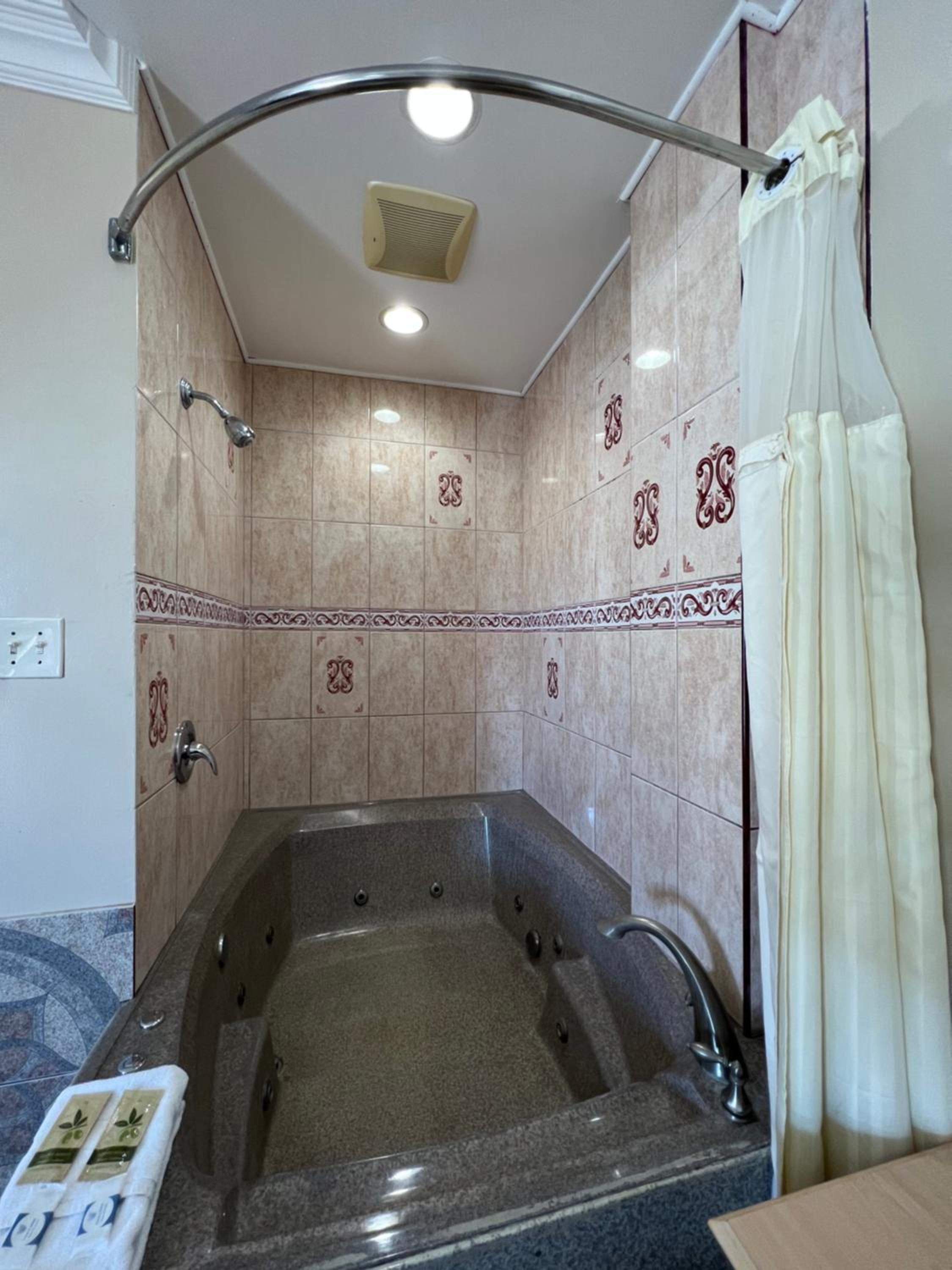 Suite with Hot Tub photo 3