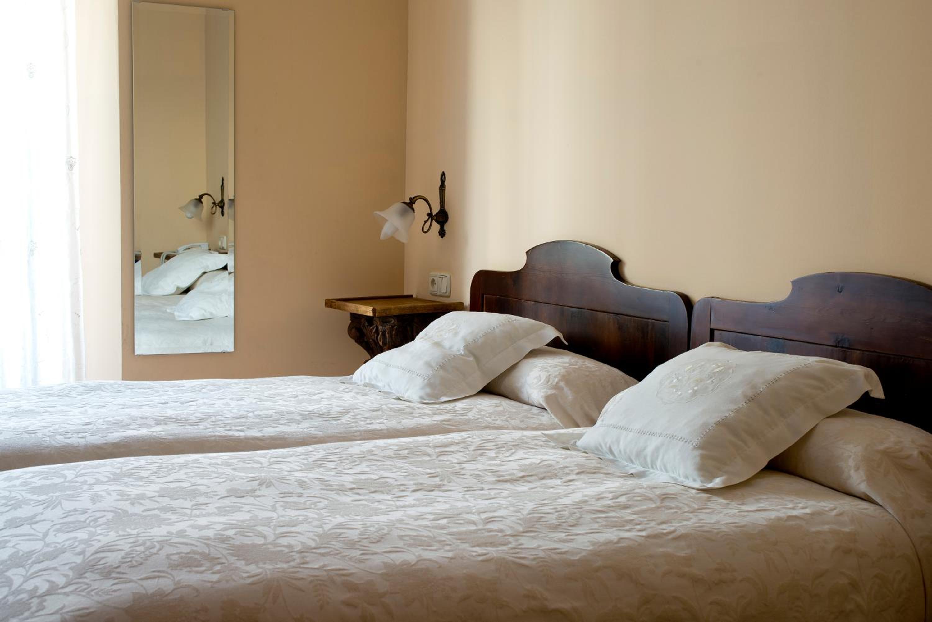 Double or Twin Room - Photo 6
