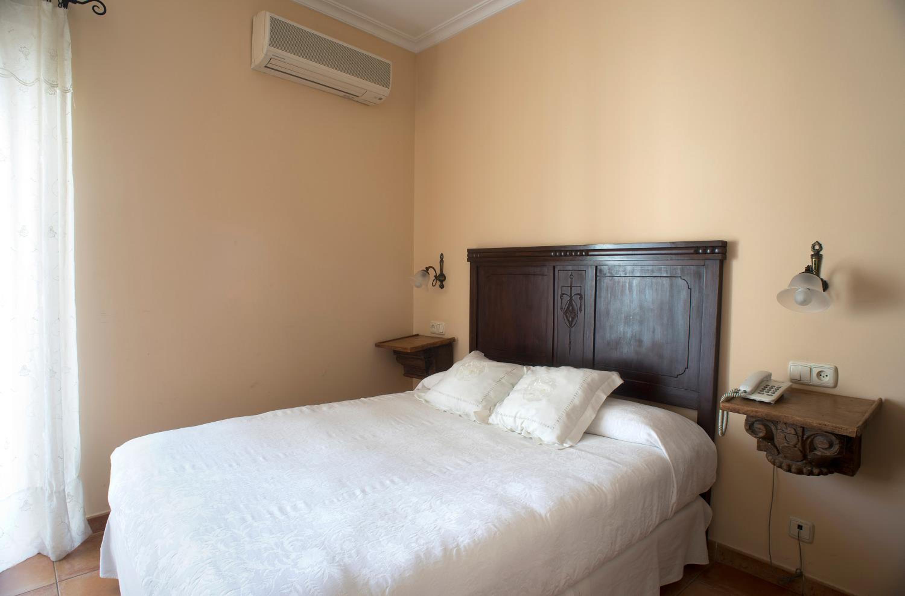 Double or Twin Room - Photo 9