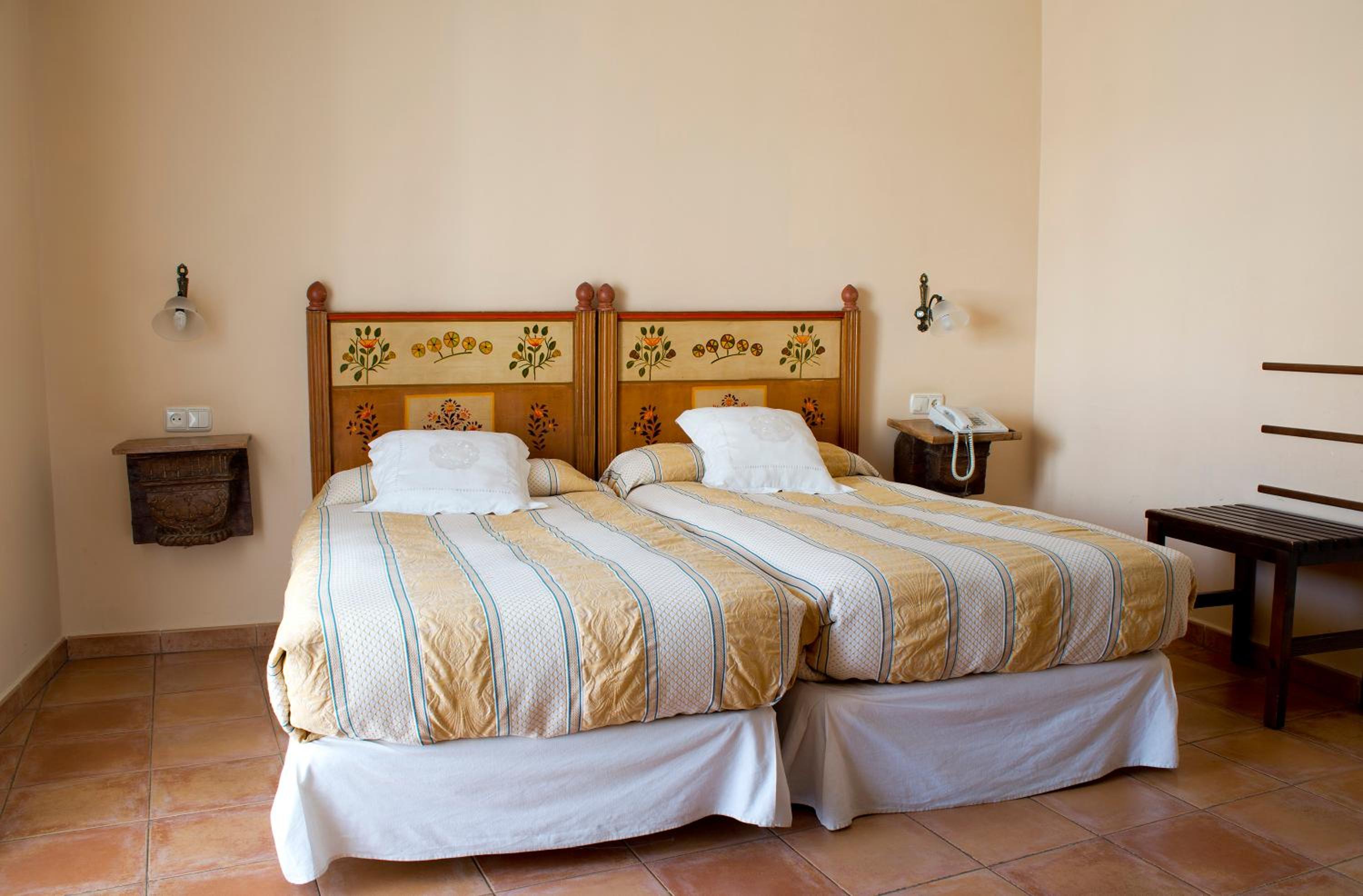 Double or Twin Room - Photo 4
