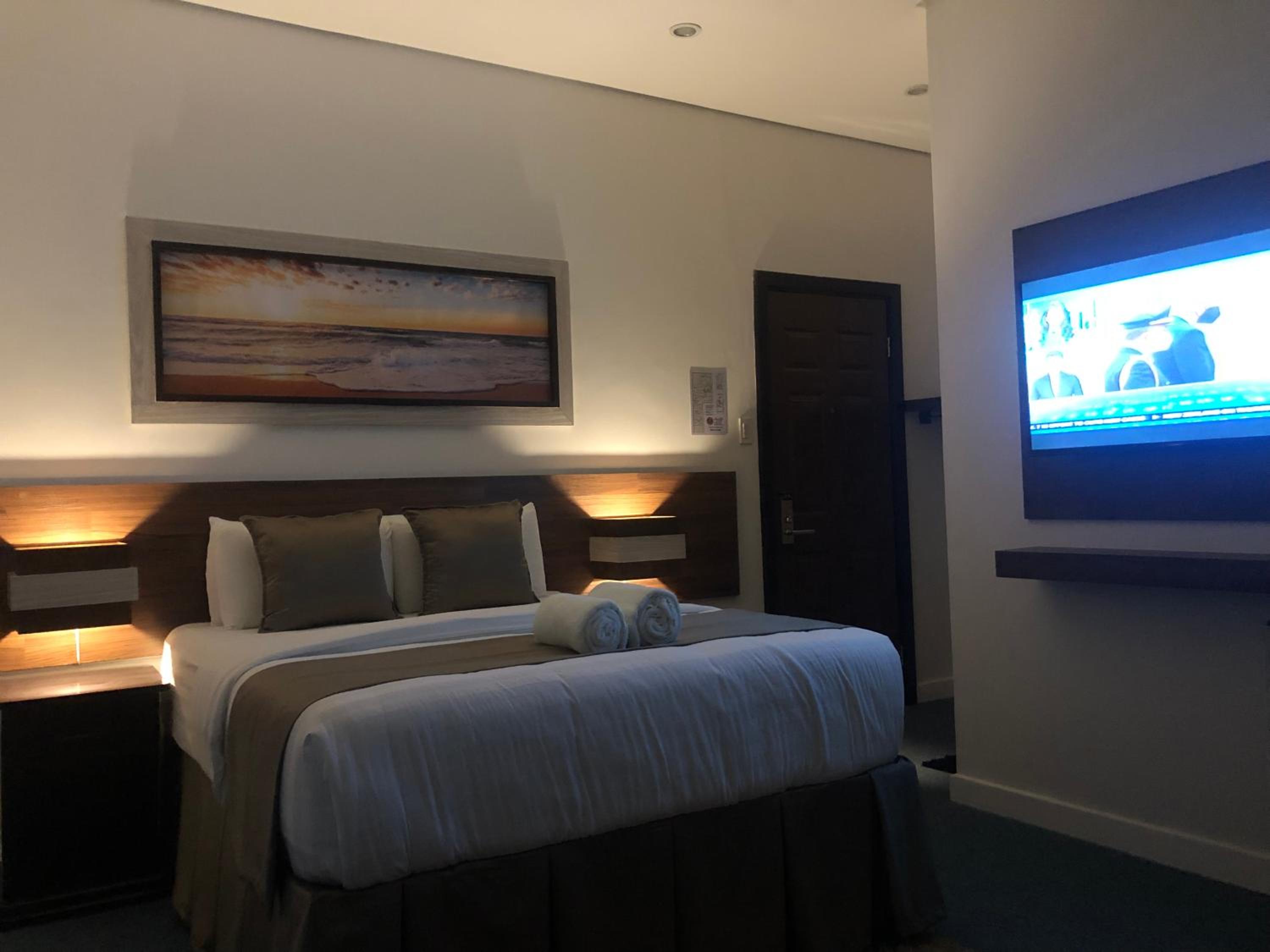 Deluxe Queen Suite - Photo 3