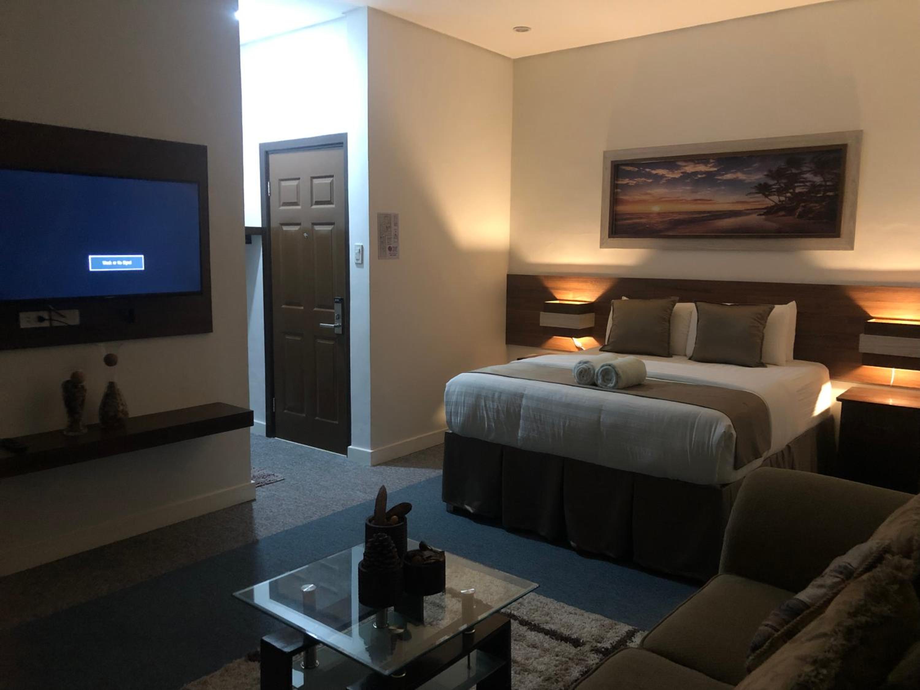 Deluxe Queen Suite - Photo 2