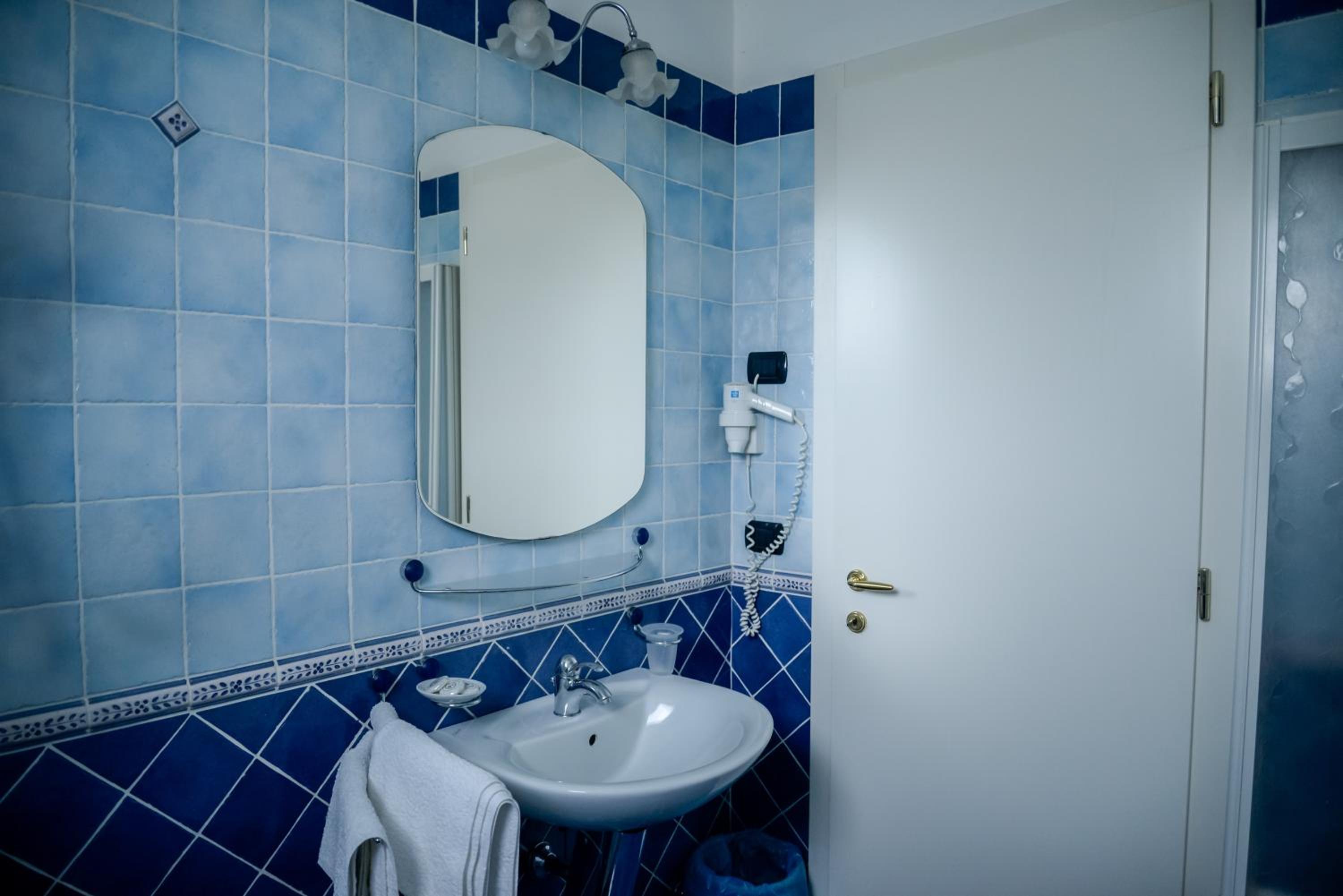 Double or Twin Room - Photo 9