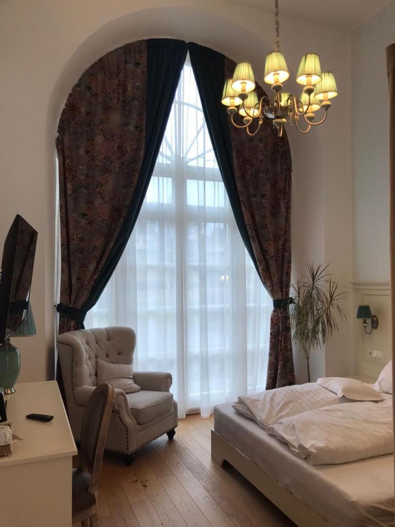 Deluxe Room (2 Adults + 1 Child)