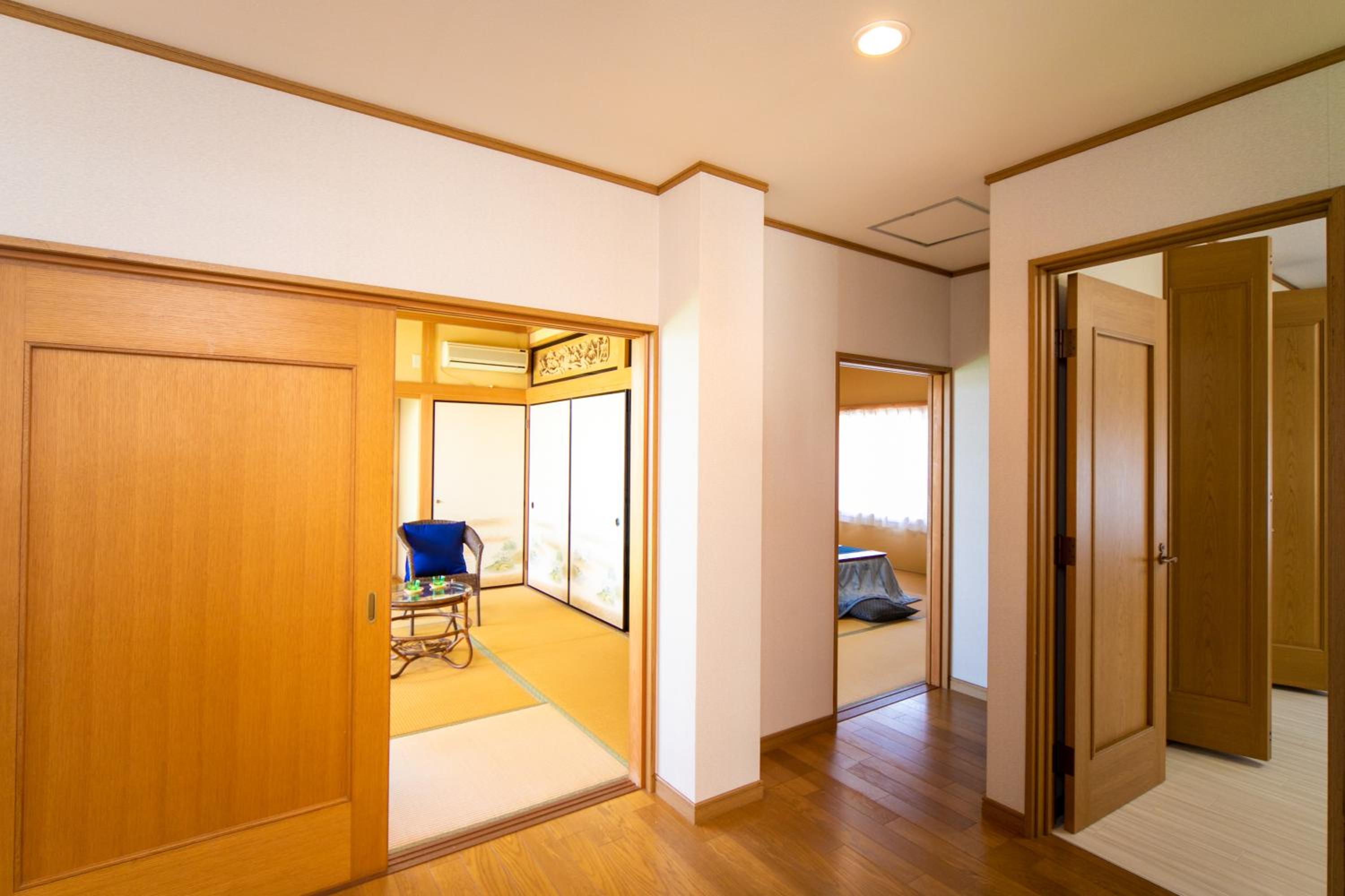 Five-Bedroom House - Photo 31