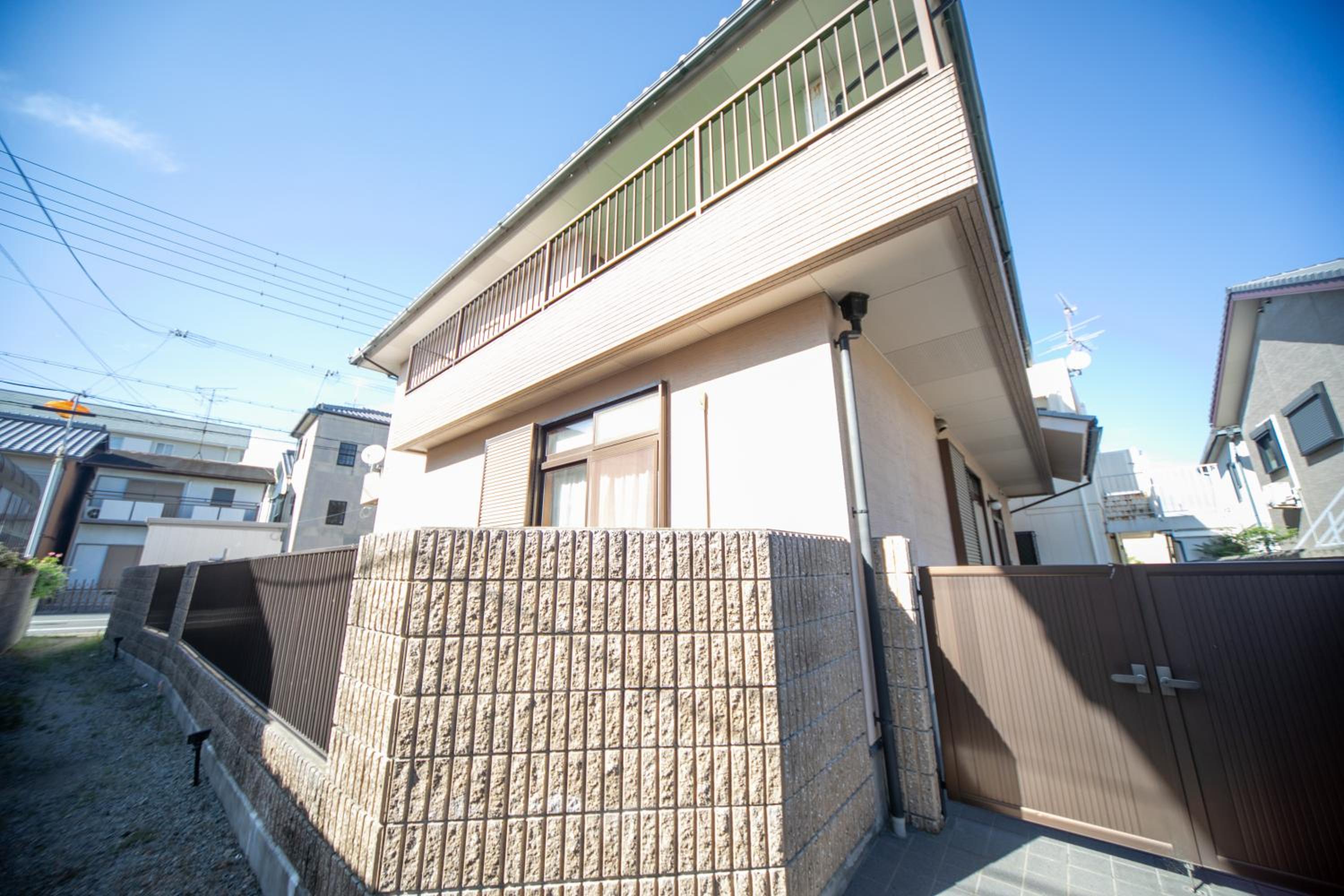 Five-Bedroom House - Photo 30