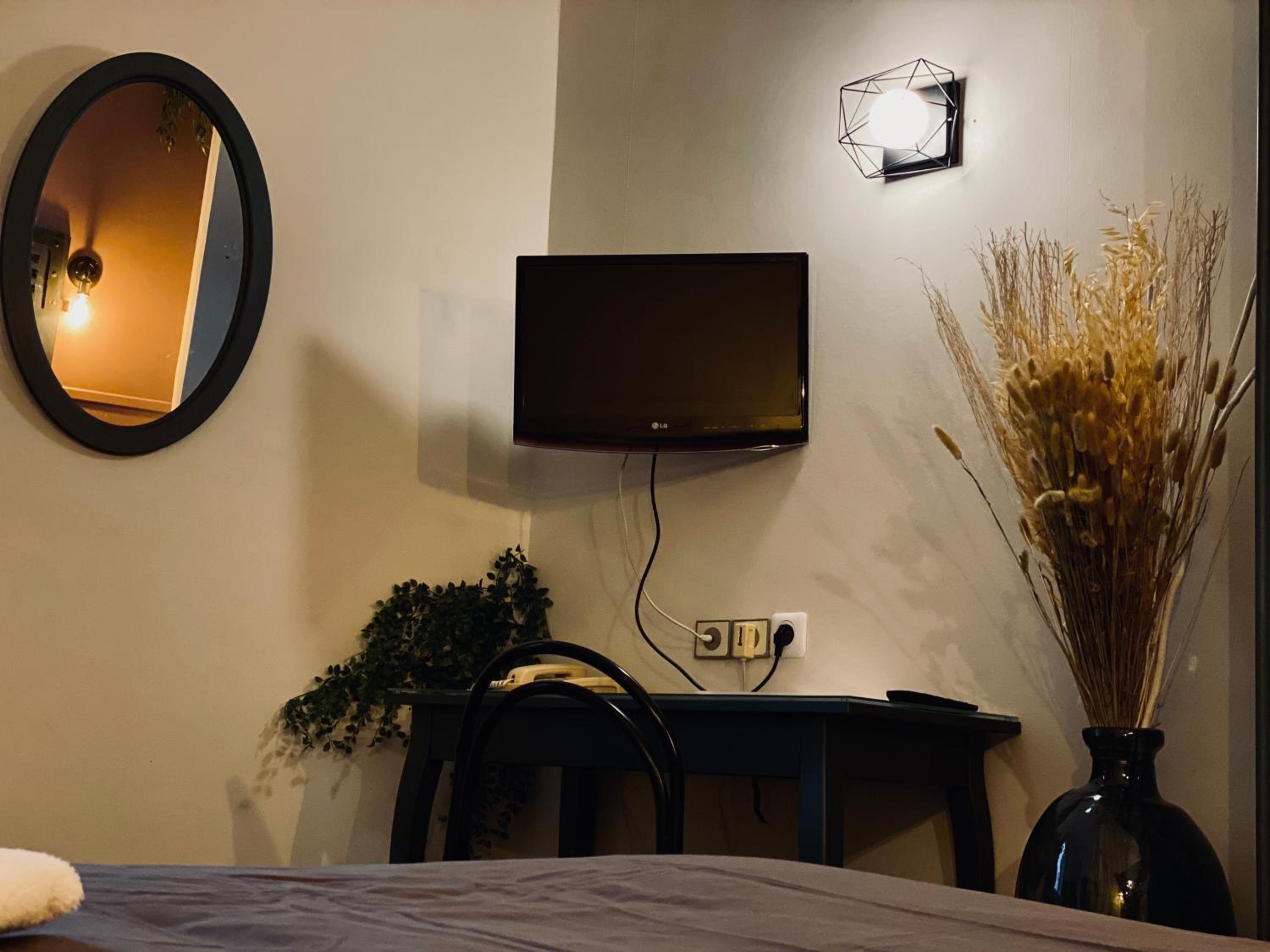 Double Room - Photo 12