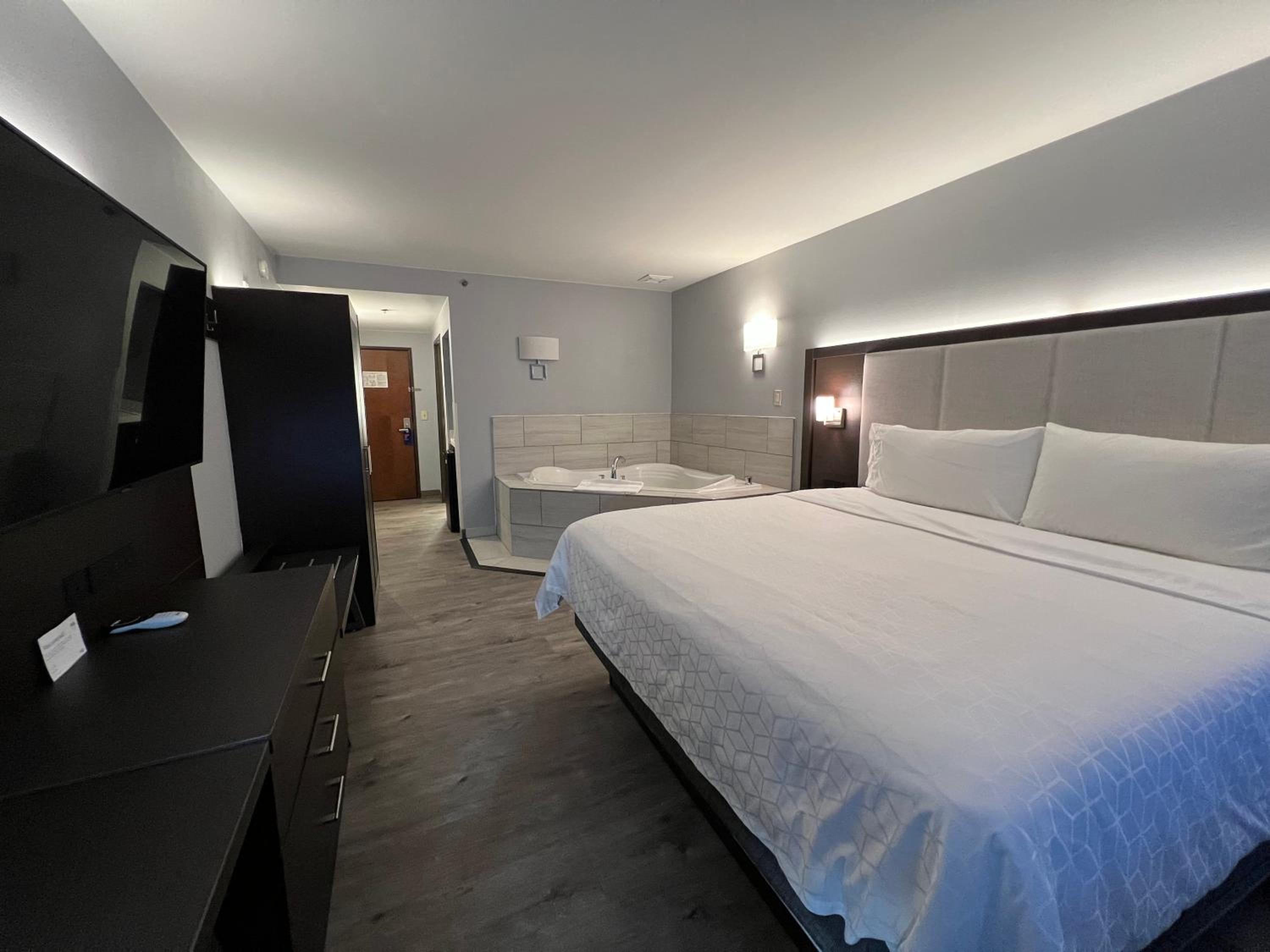King Suite with Spa Bath - Photo 2