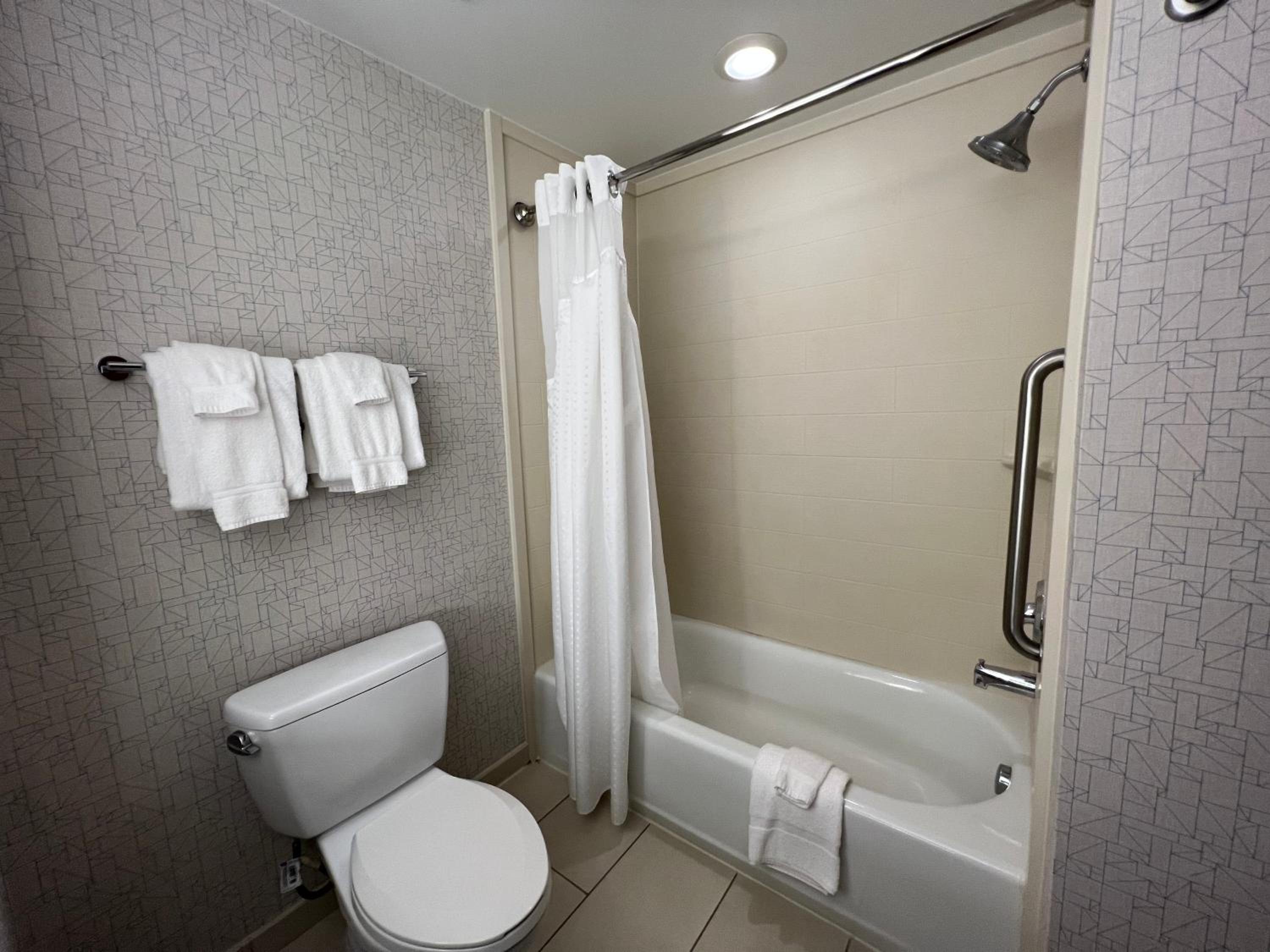 Standard Room with Two Queen Beds - Photo 6