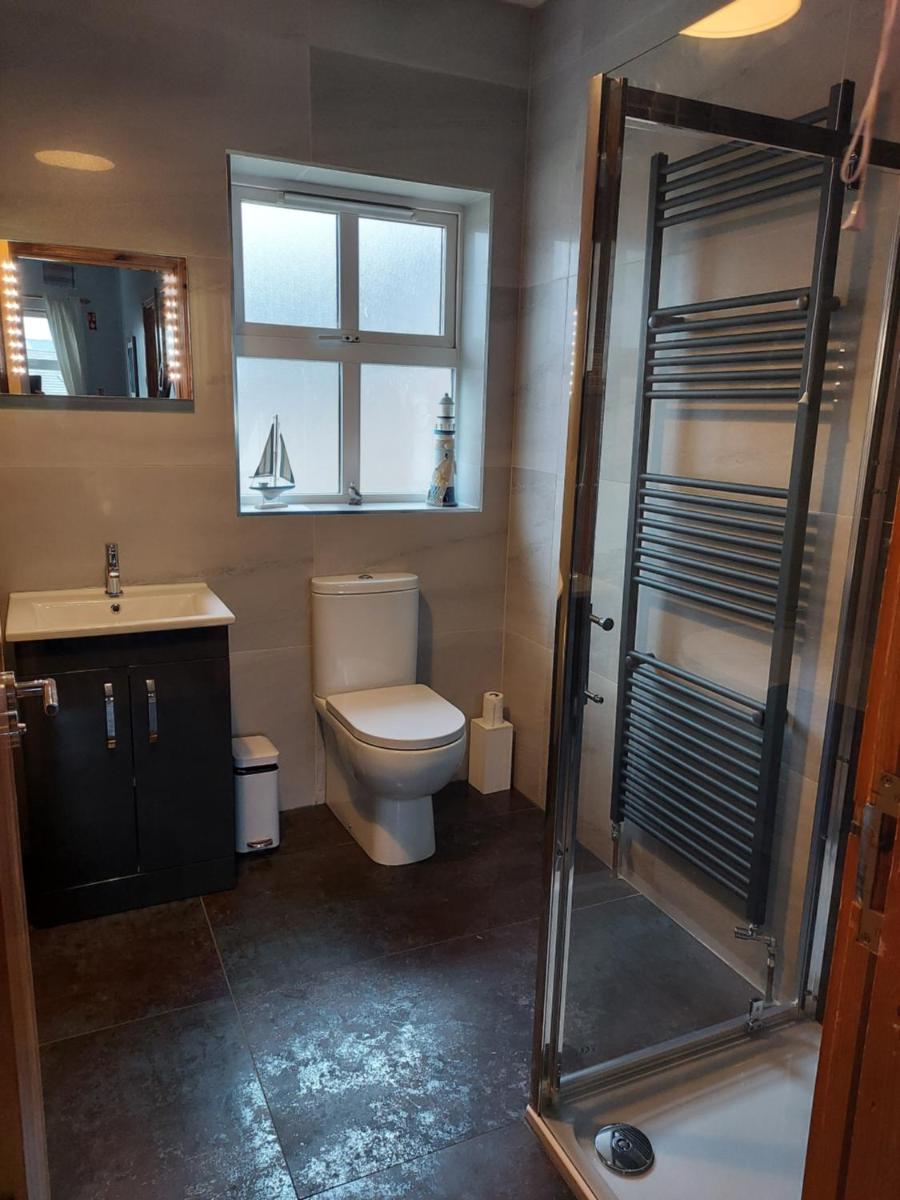 Five-Bedroom House photo 1