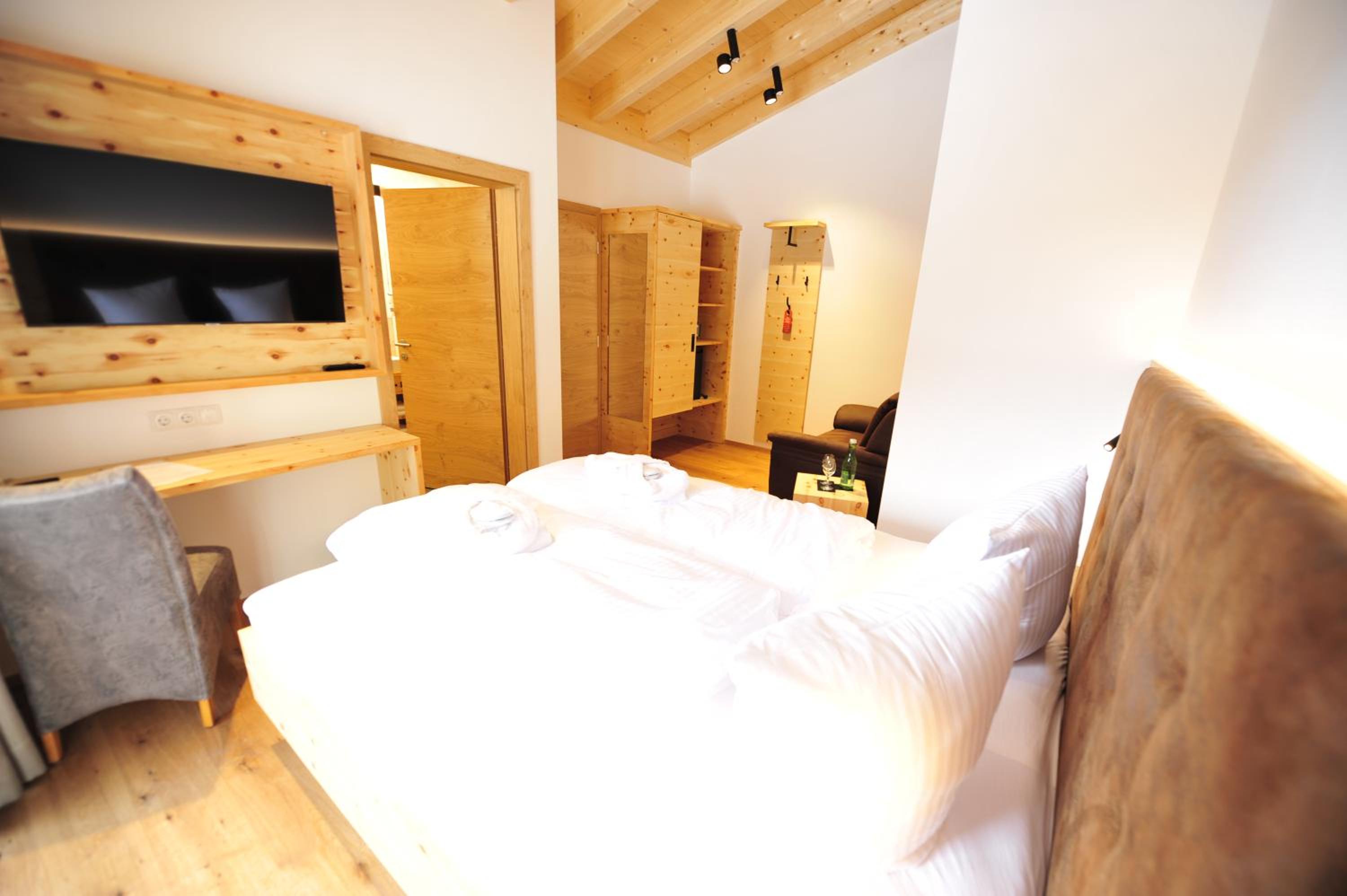 Deluxe Double Room with Shower - Photo 3