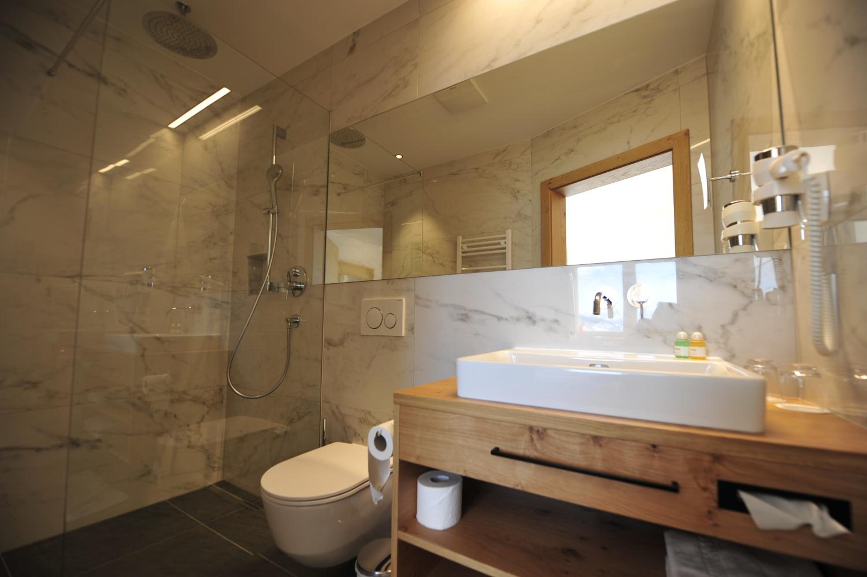 Deluxe Double Room with Extra Bed - Photo 5