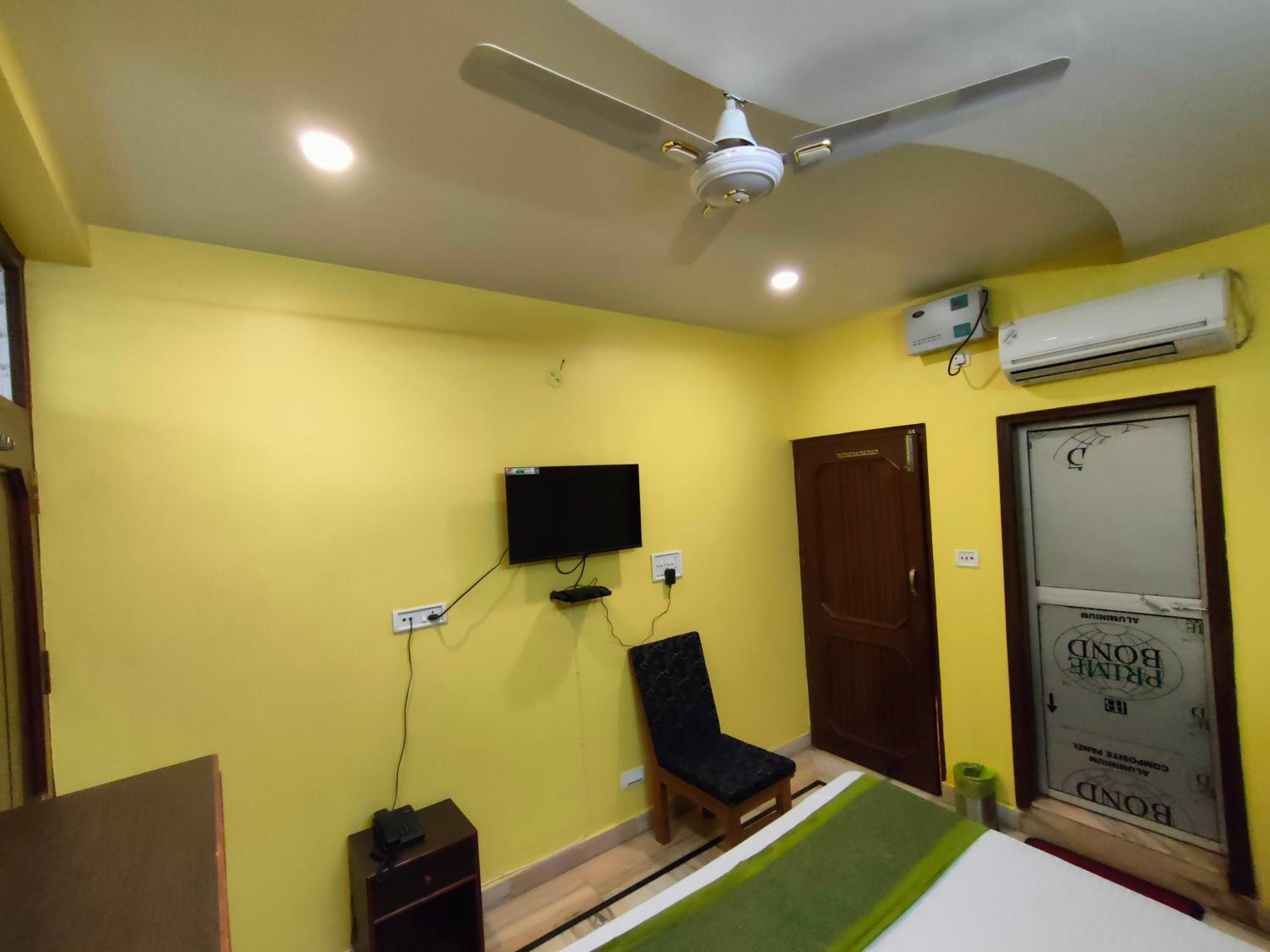 Deluxe Double Room with Balcony photo 3