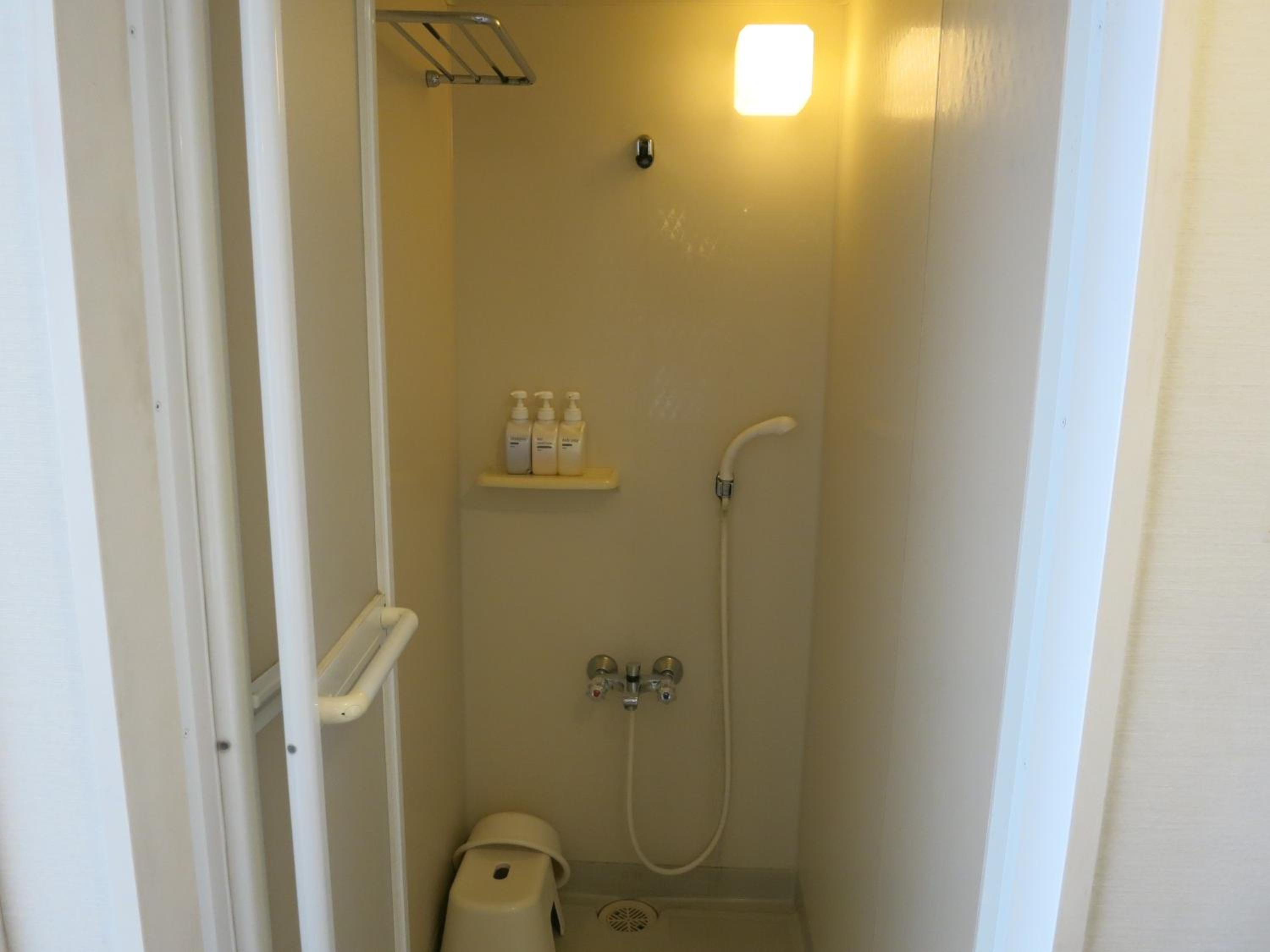 Moderate Room with Shower - Non-Smoking - Photo 4