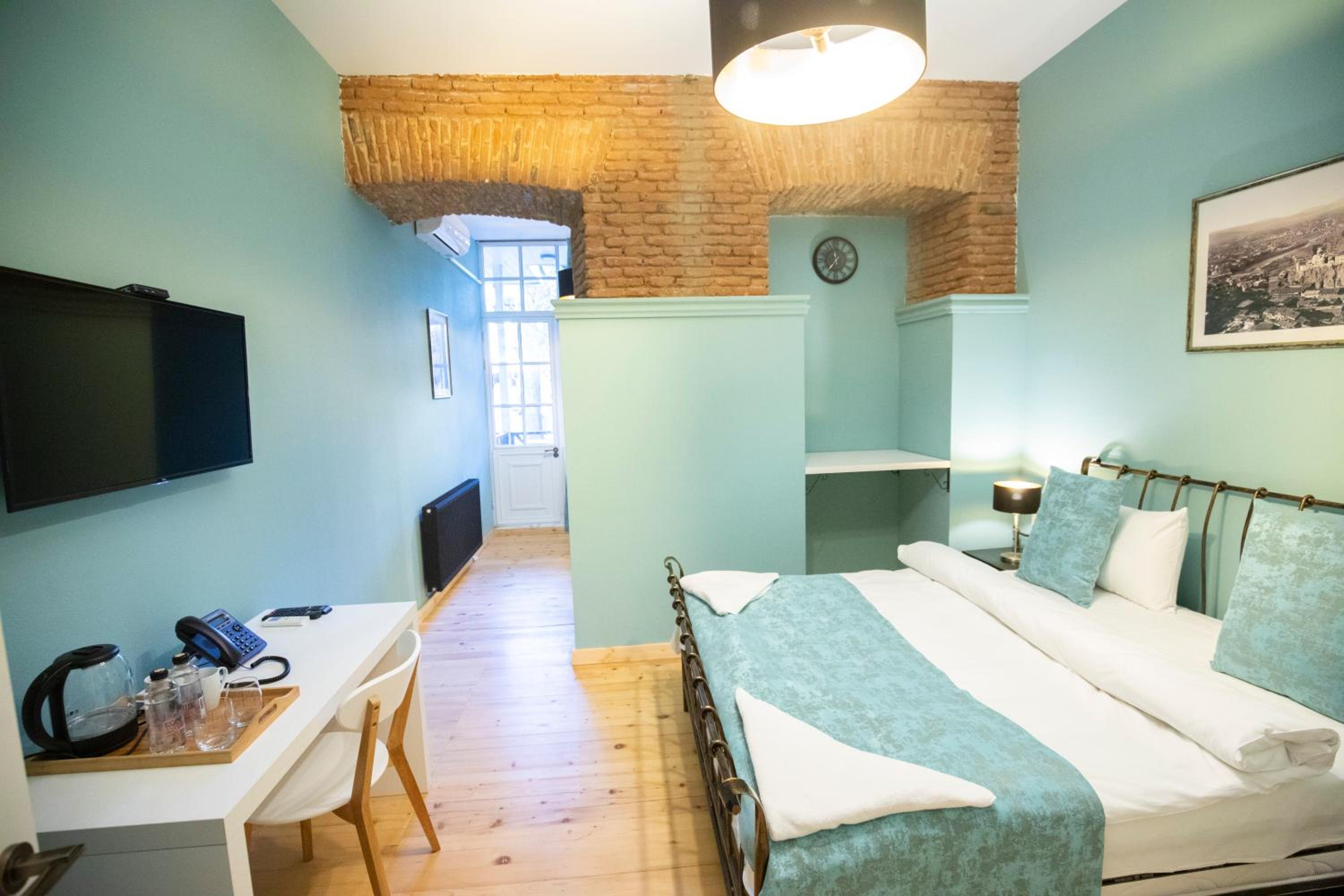 King Suite with Balcony - Photo 2