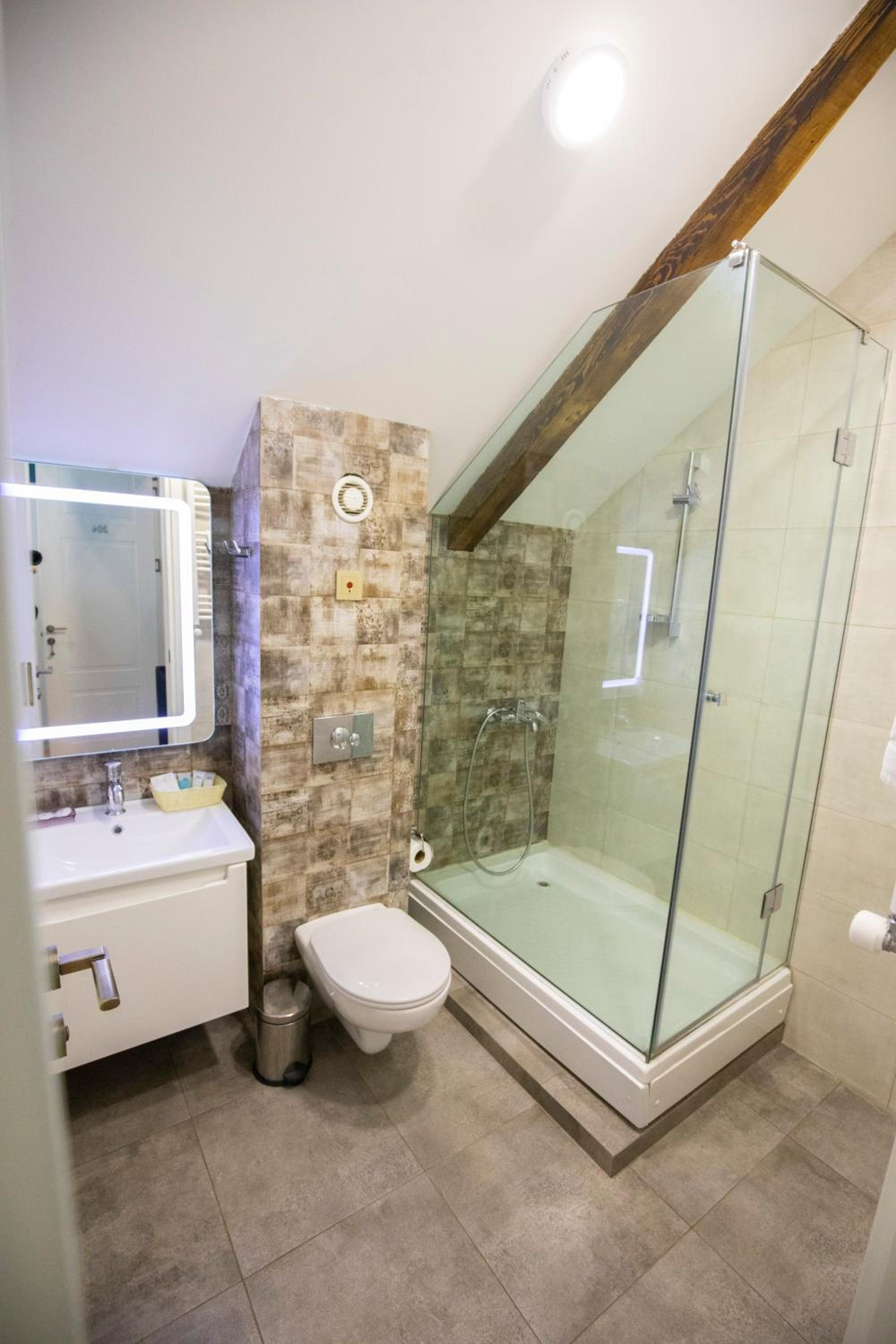 Budget Double Room - Photo 4