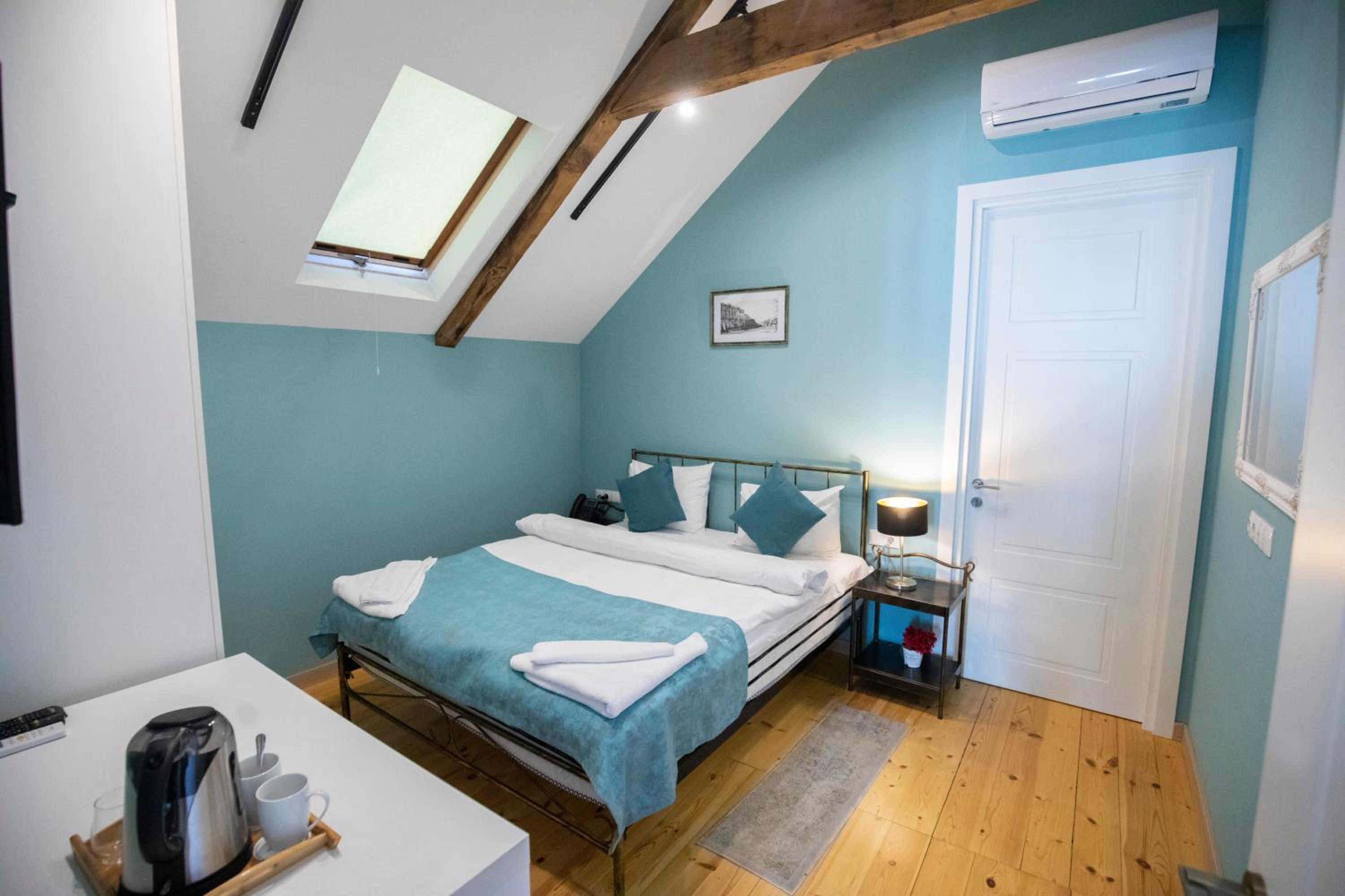 Budget Double Room - Photo 6