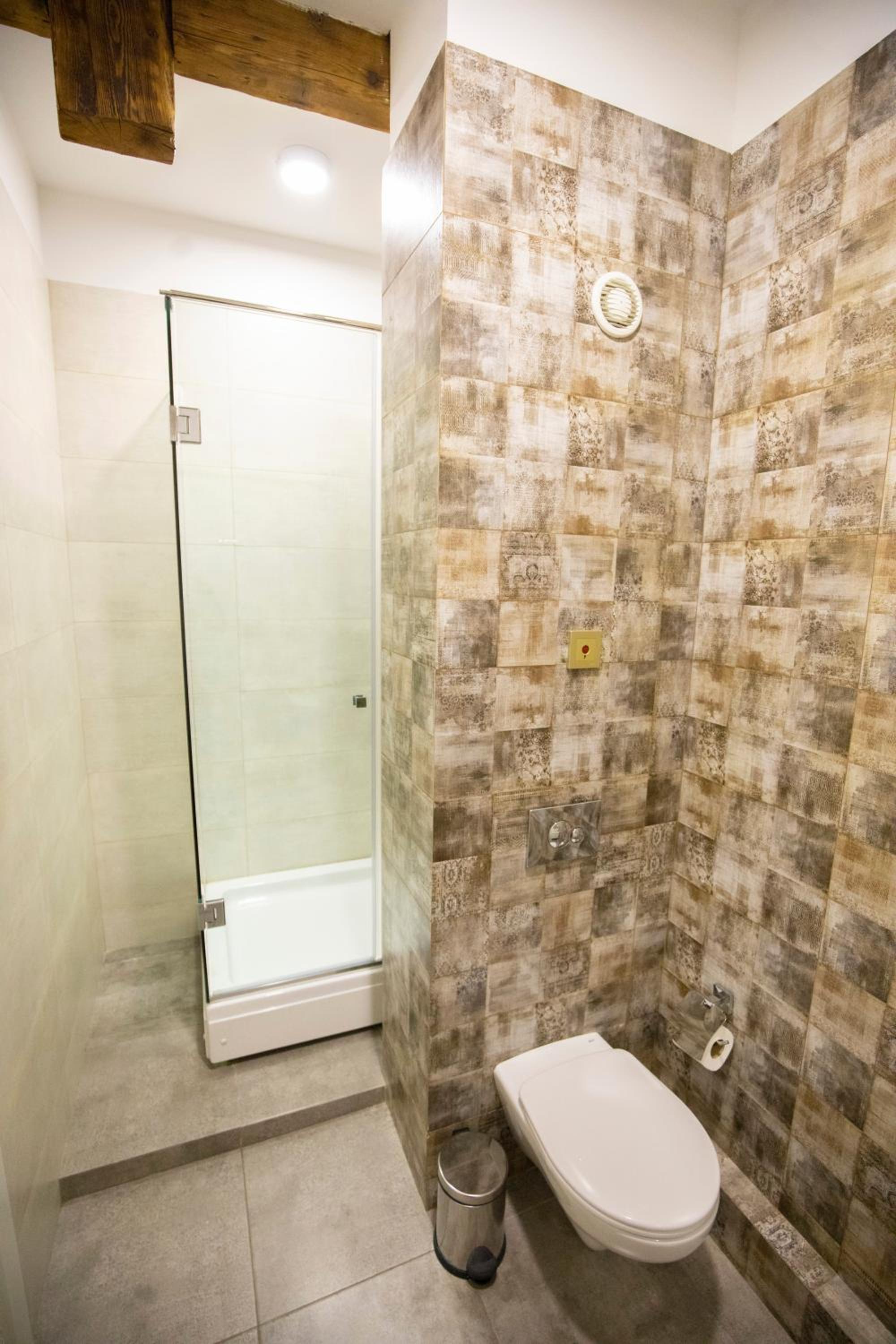 Budget Double Room - Photo 7