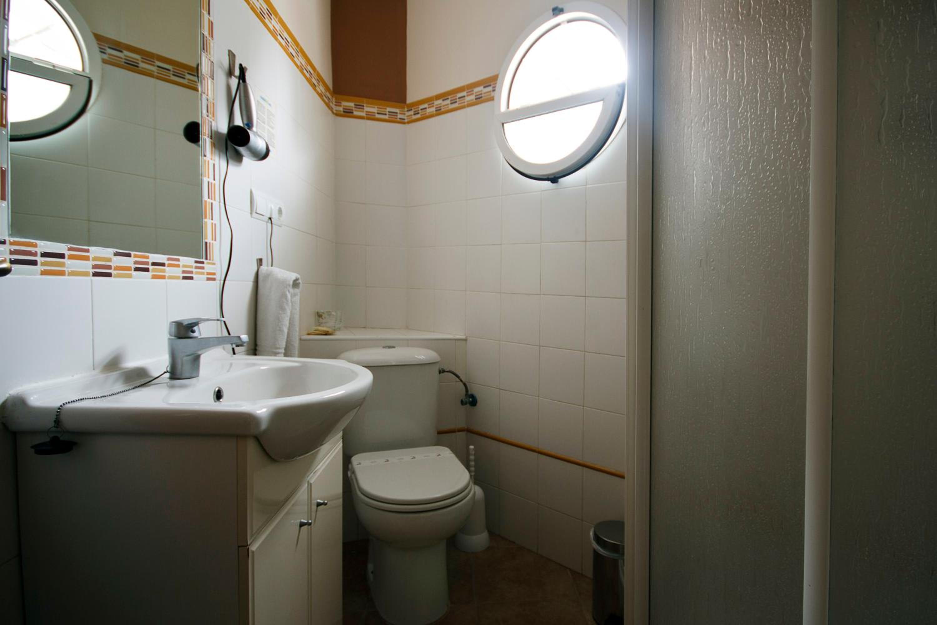 Twin Room - Photo 9
